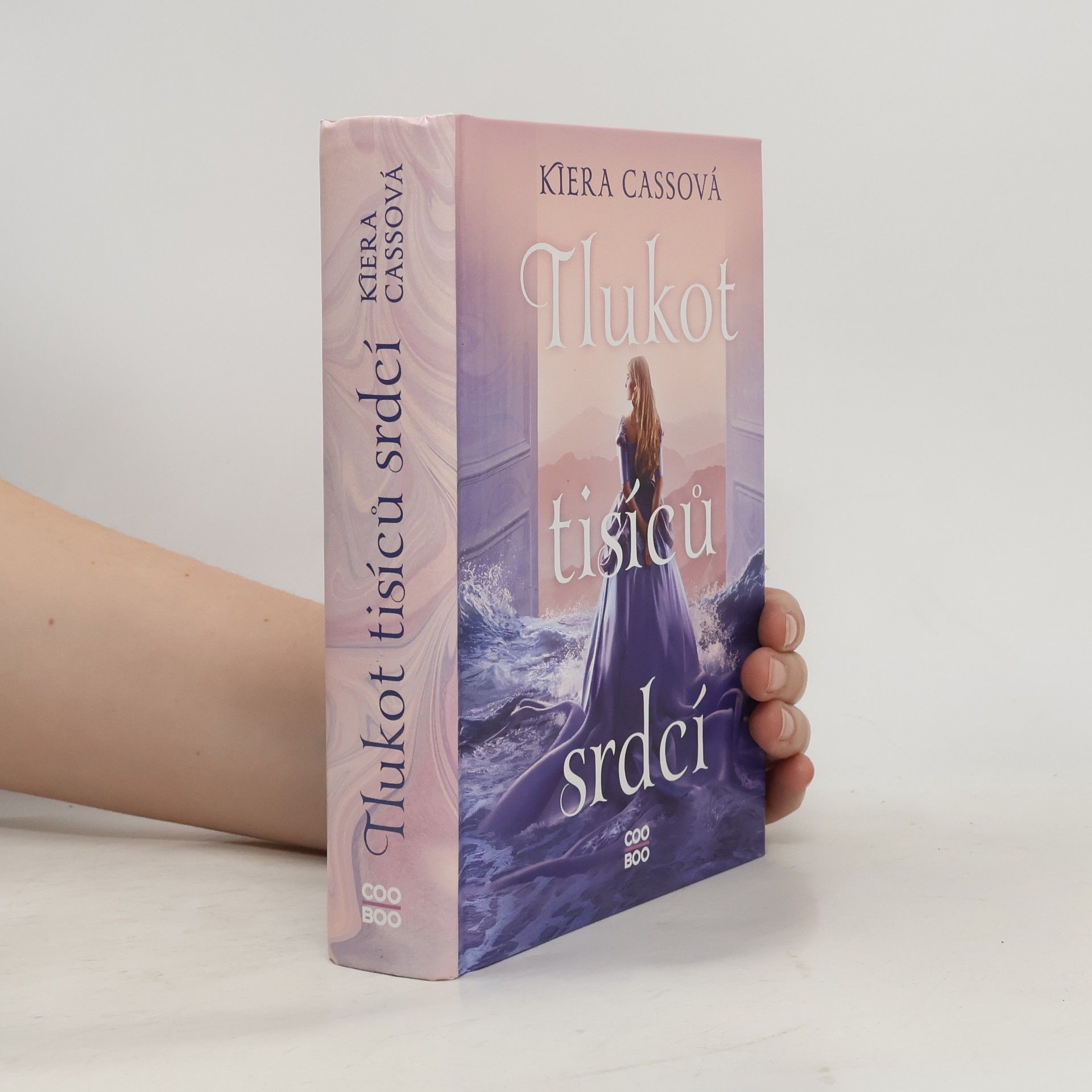 Kiera Cass Tlukot tisíců srdcí