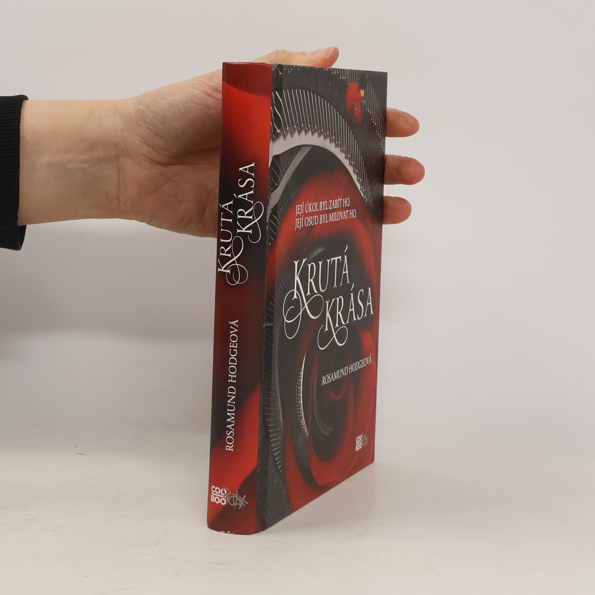 Rosamund Hodge Krutá krása