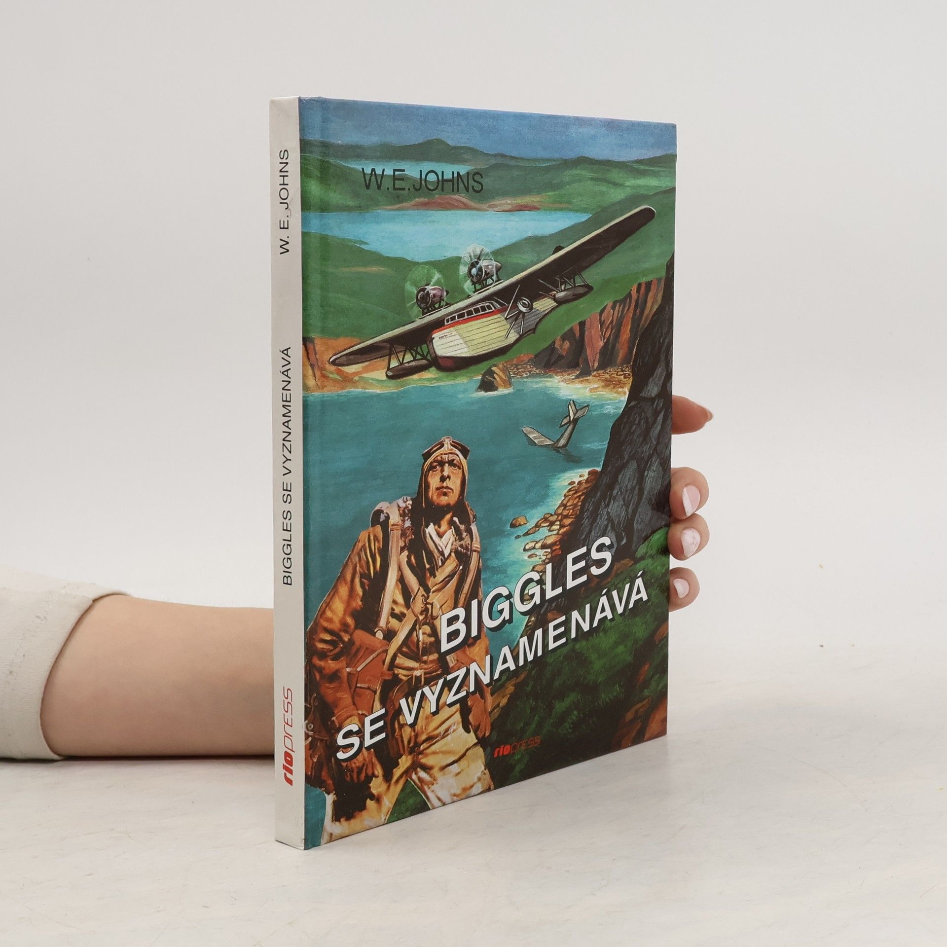 W. E. Johns Biggles se vyznamenává