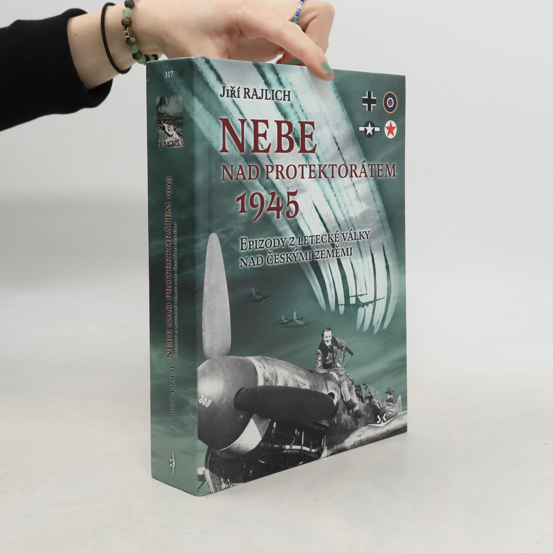 Jiří Rajlich Nebe nad protektorátem 1945: Epizody z letecké války nad českými zeměmi