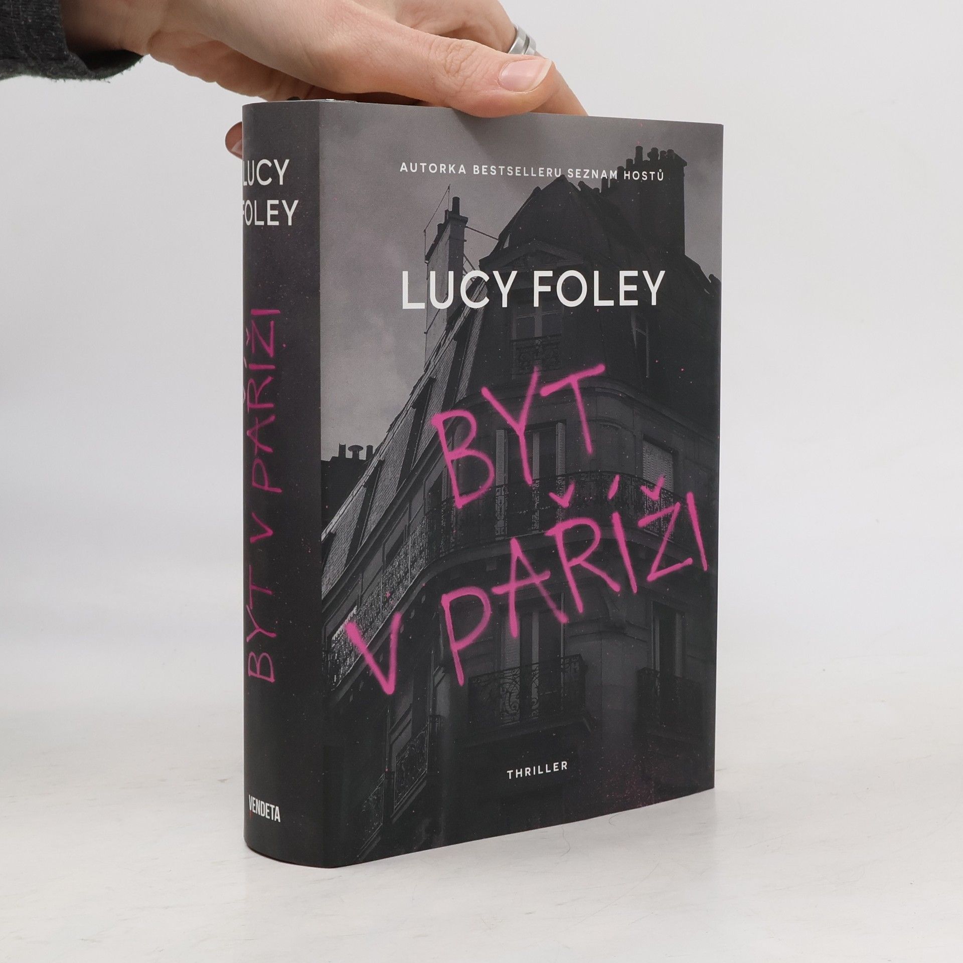 Lucy Foley Byt v Paříži