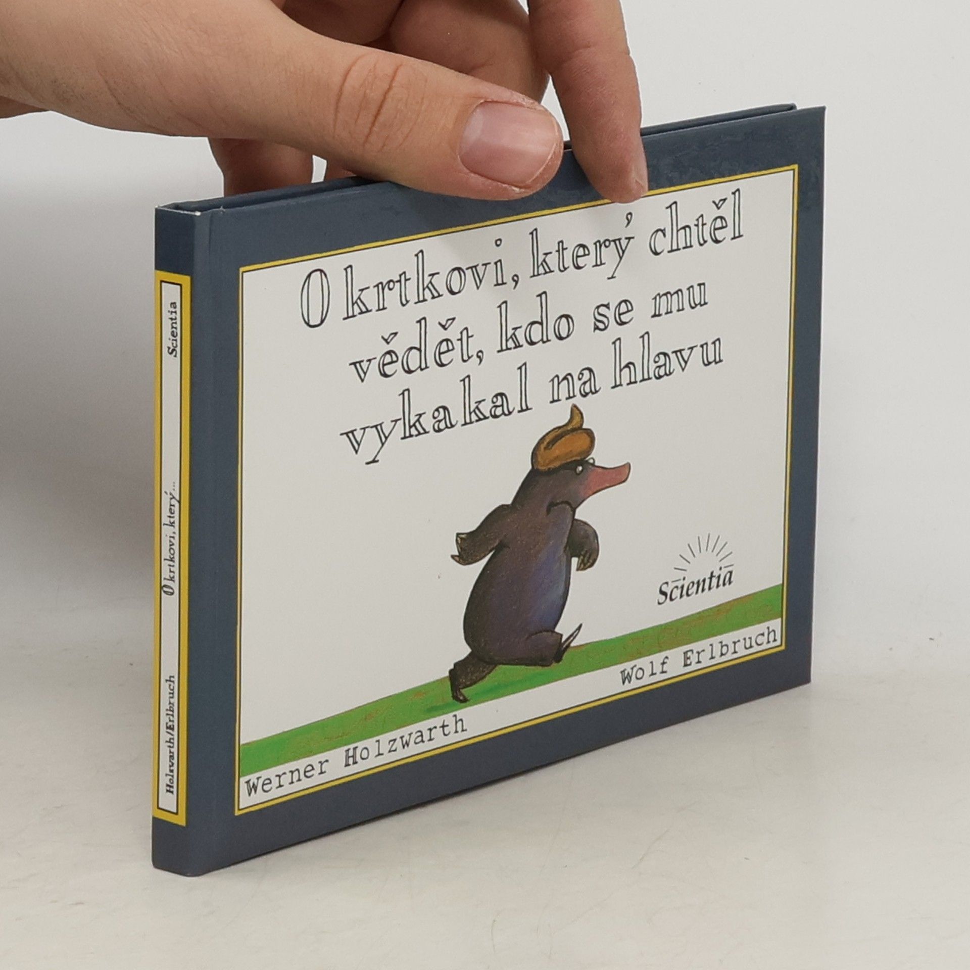 Werner Holzwarth O krtkovi, který chtěl vědět, kdo se mu vykakal na hlavu