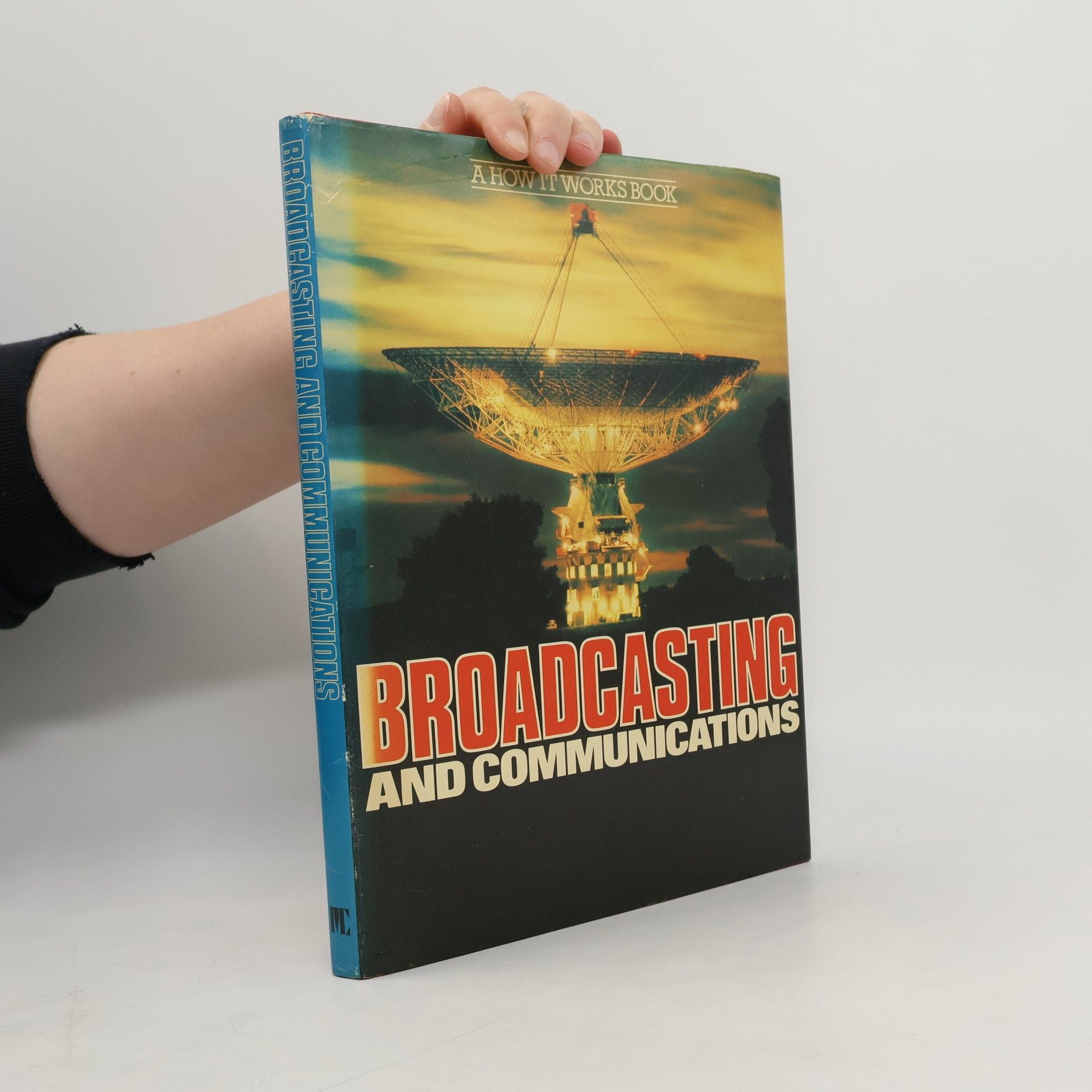 Linda Fox A How It Works Book: Broadcasting and Communications