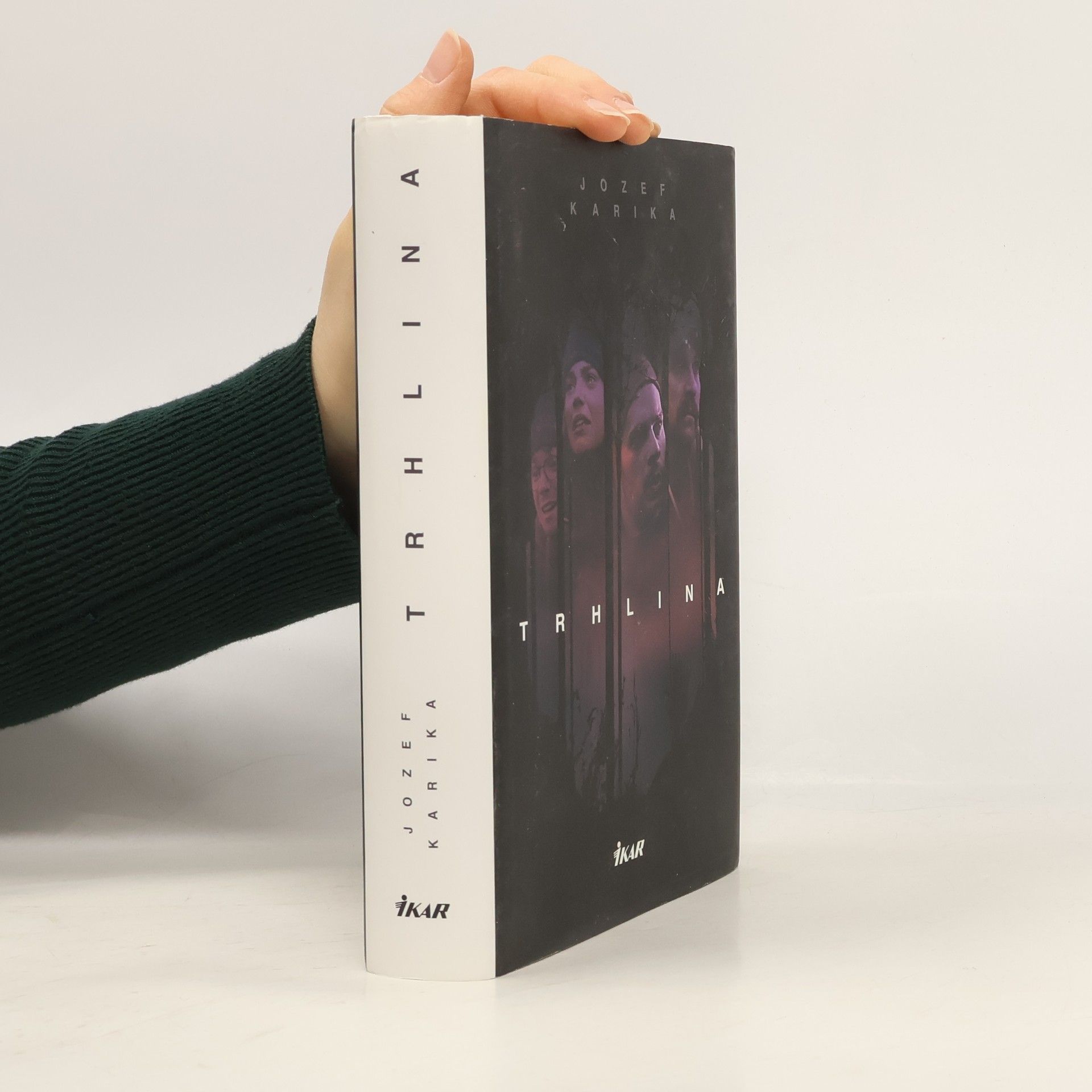 Jozef Karika Trhlina