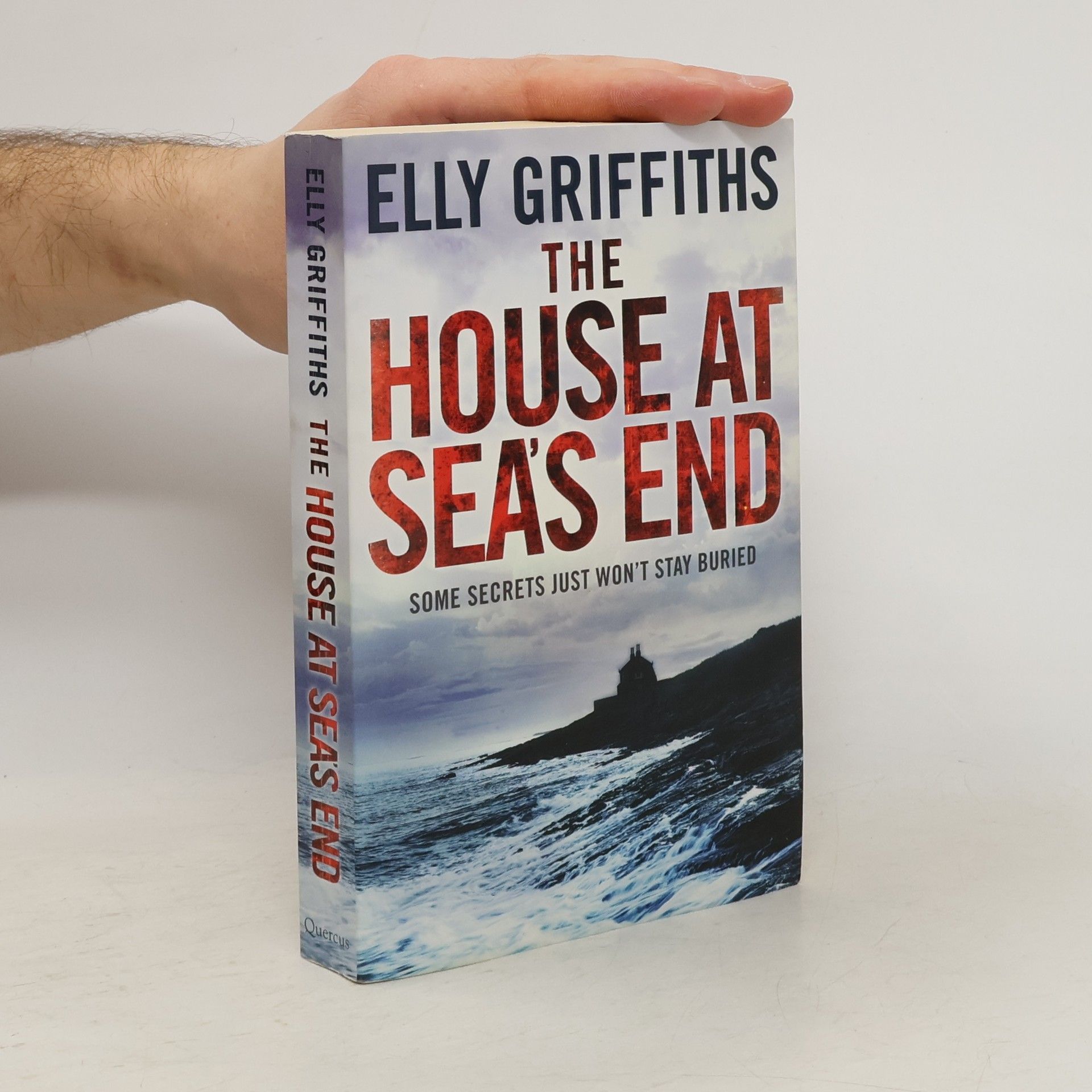 Elly Griffiths The House at Sea's End