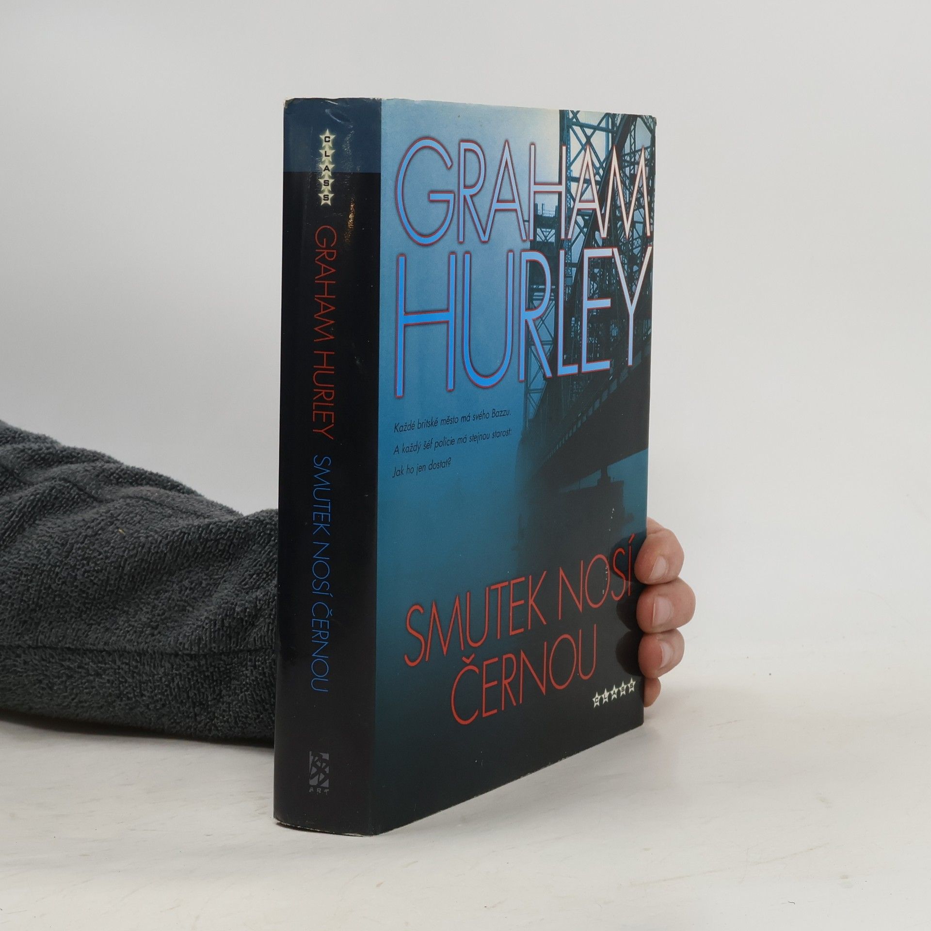 Graham Hurley Smutek nosí černou