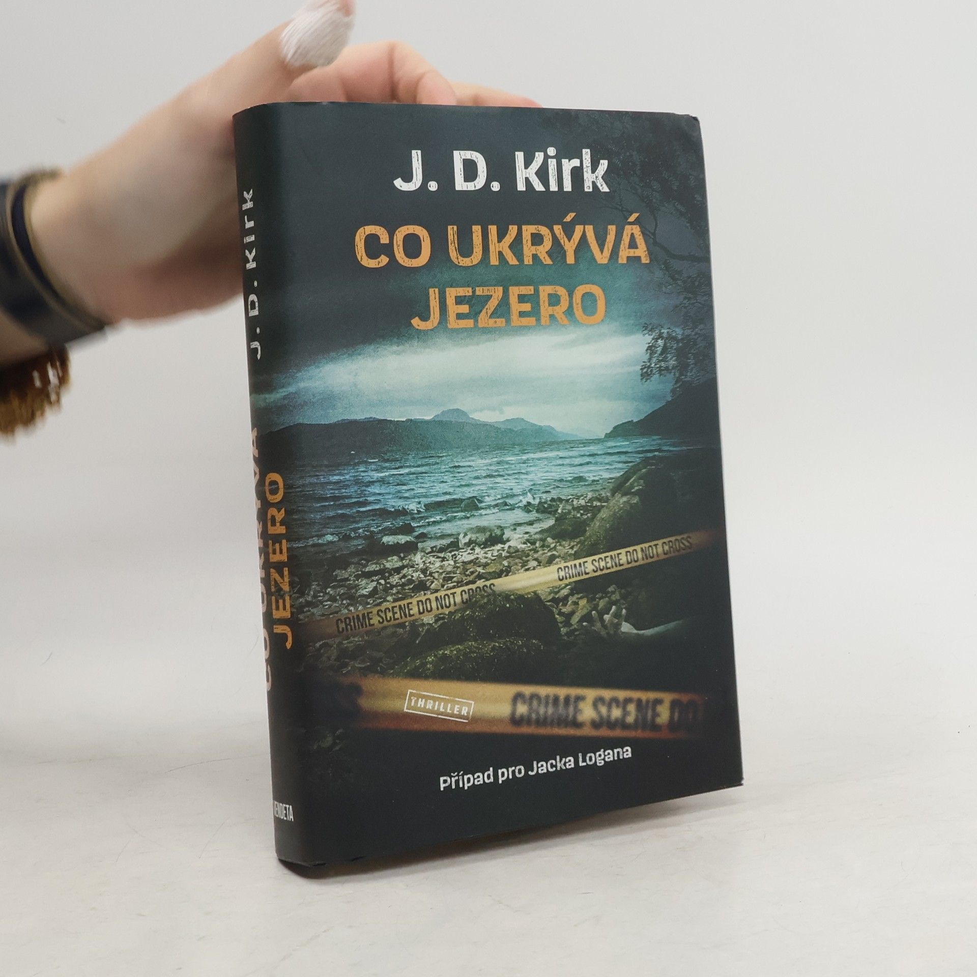 Barry Hutchison Co ukrývá jezero