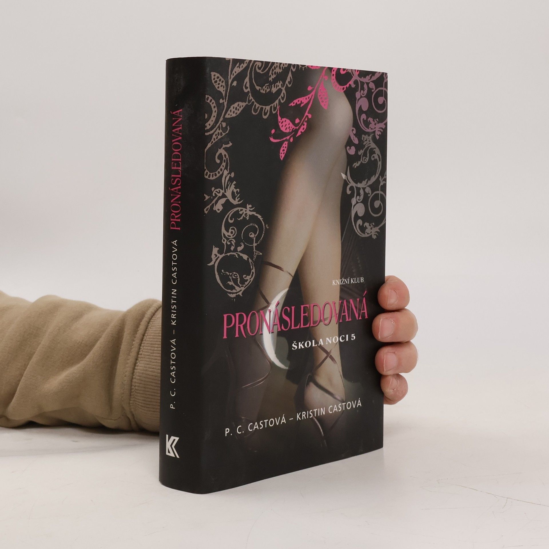 Phyllis Christine Cast Škola noci. 5, Pronásledovaná