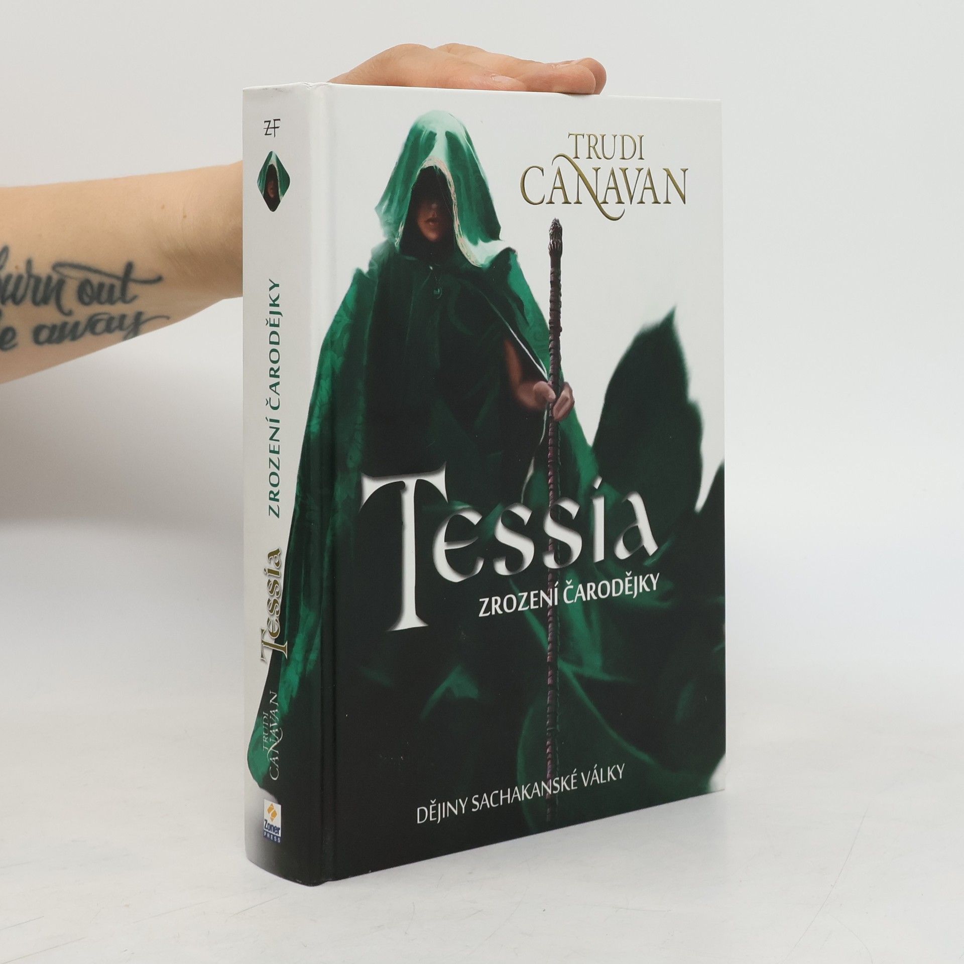 Trudi Canavan Tessia. Zrození čarodějky