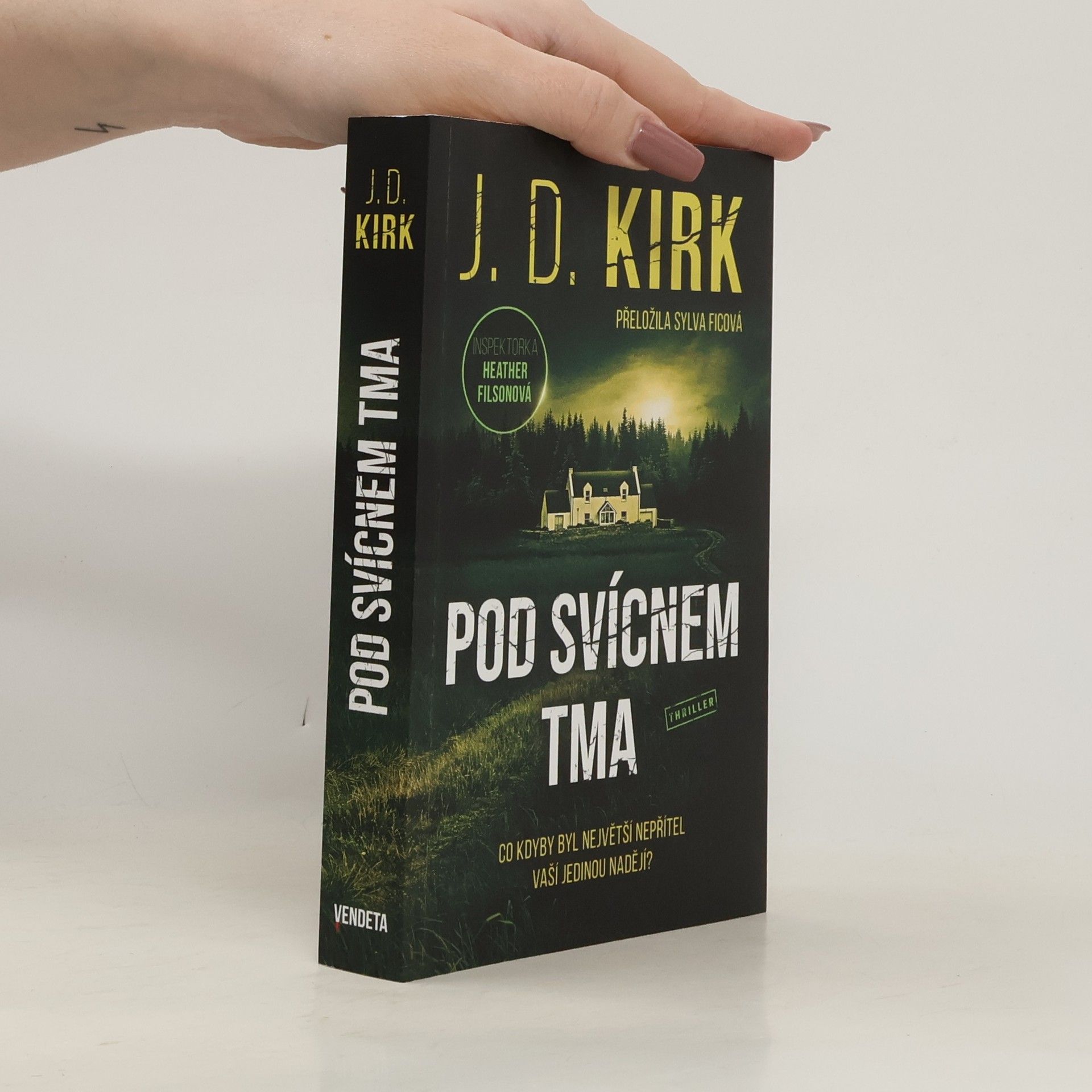 Barry Hutchison Pod svícnem tma