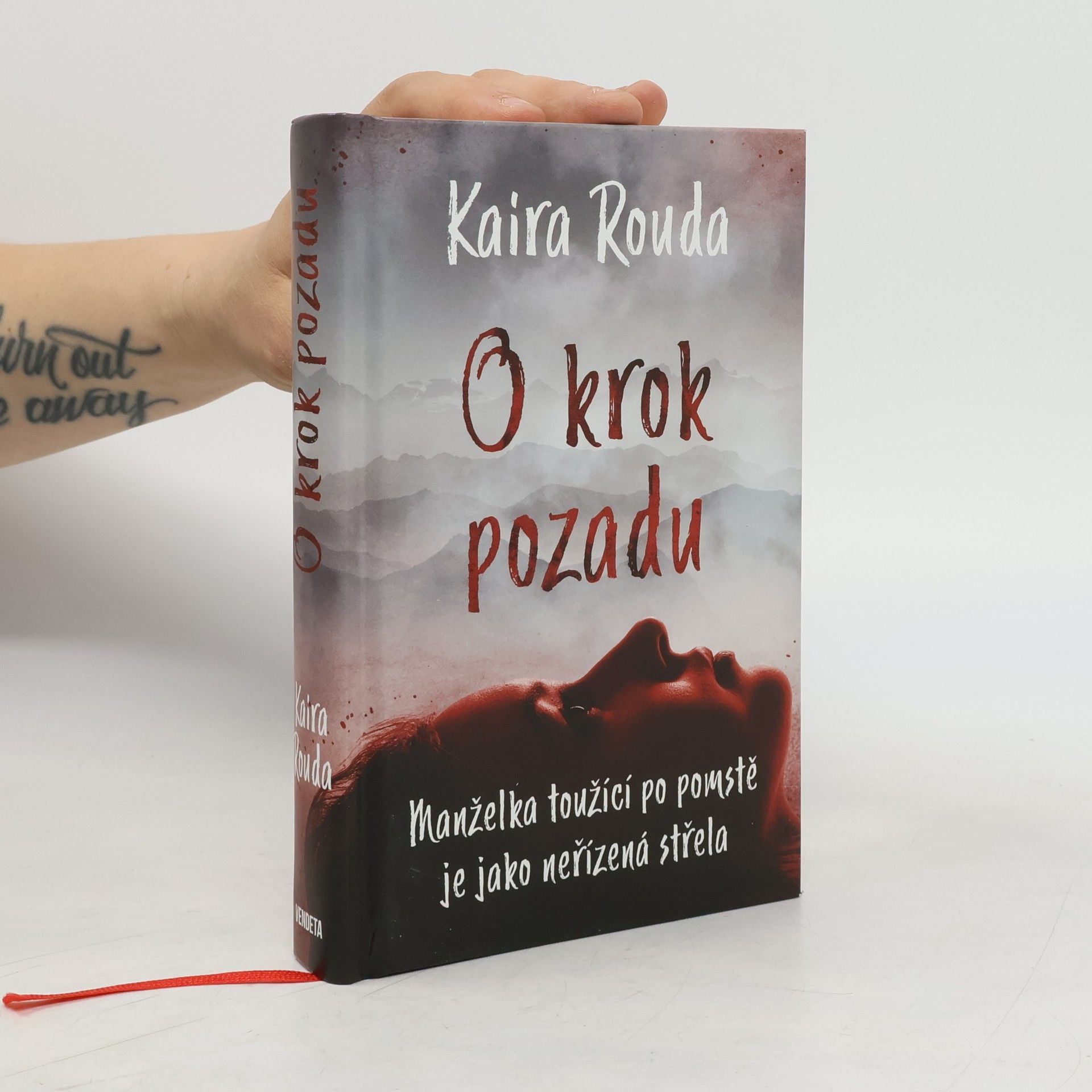 Kaira Sturdivant Rouda O krok pozadu