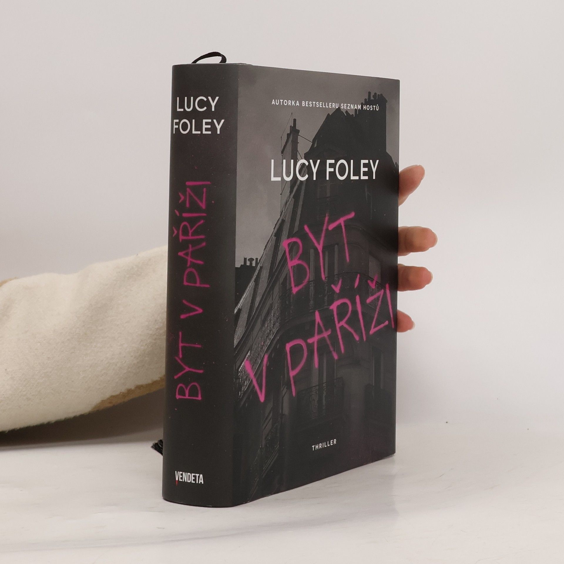 Lucy Foley Byt v Paříži