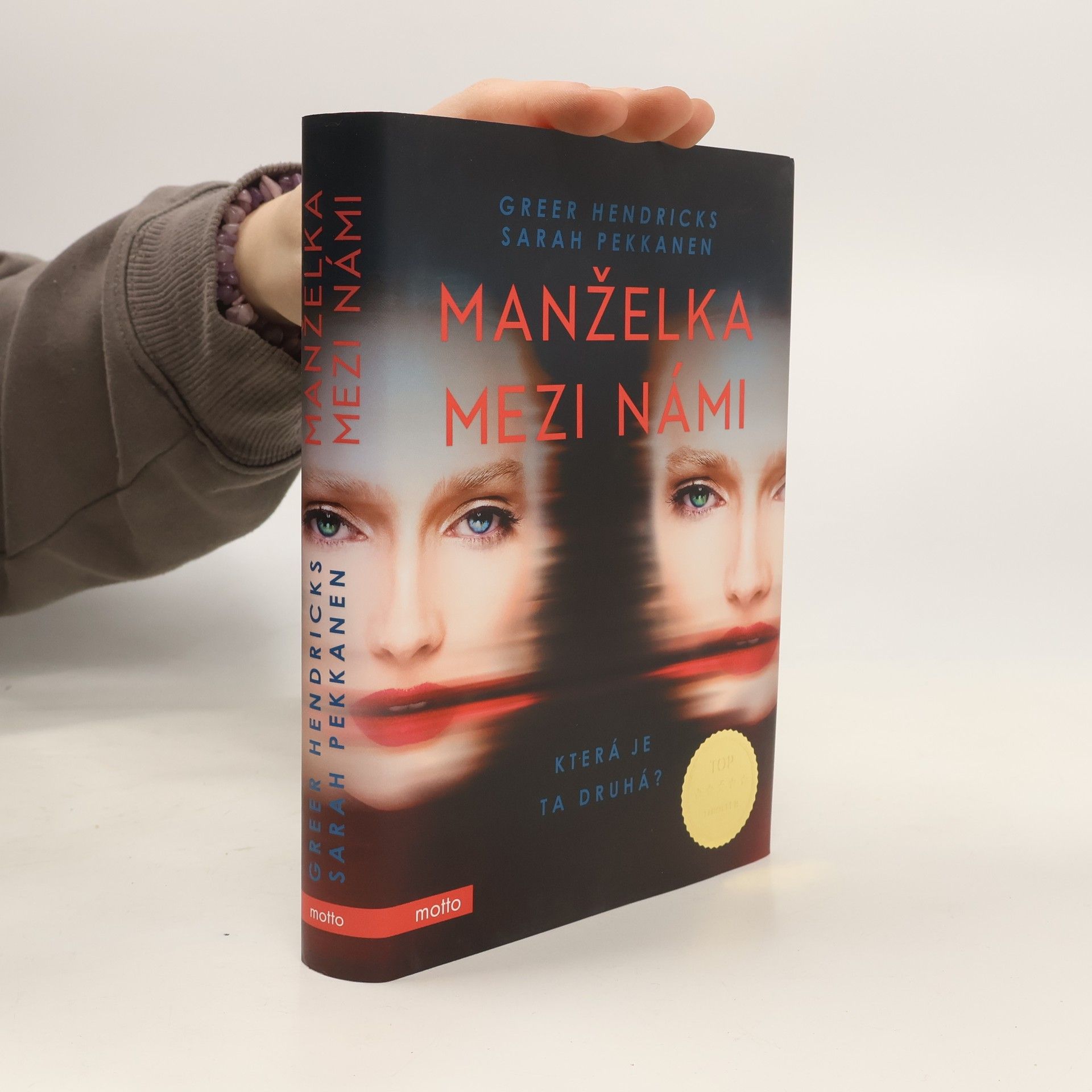 Greer Hendricks Manželka mezi námi