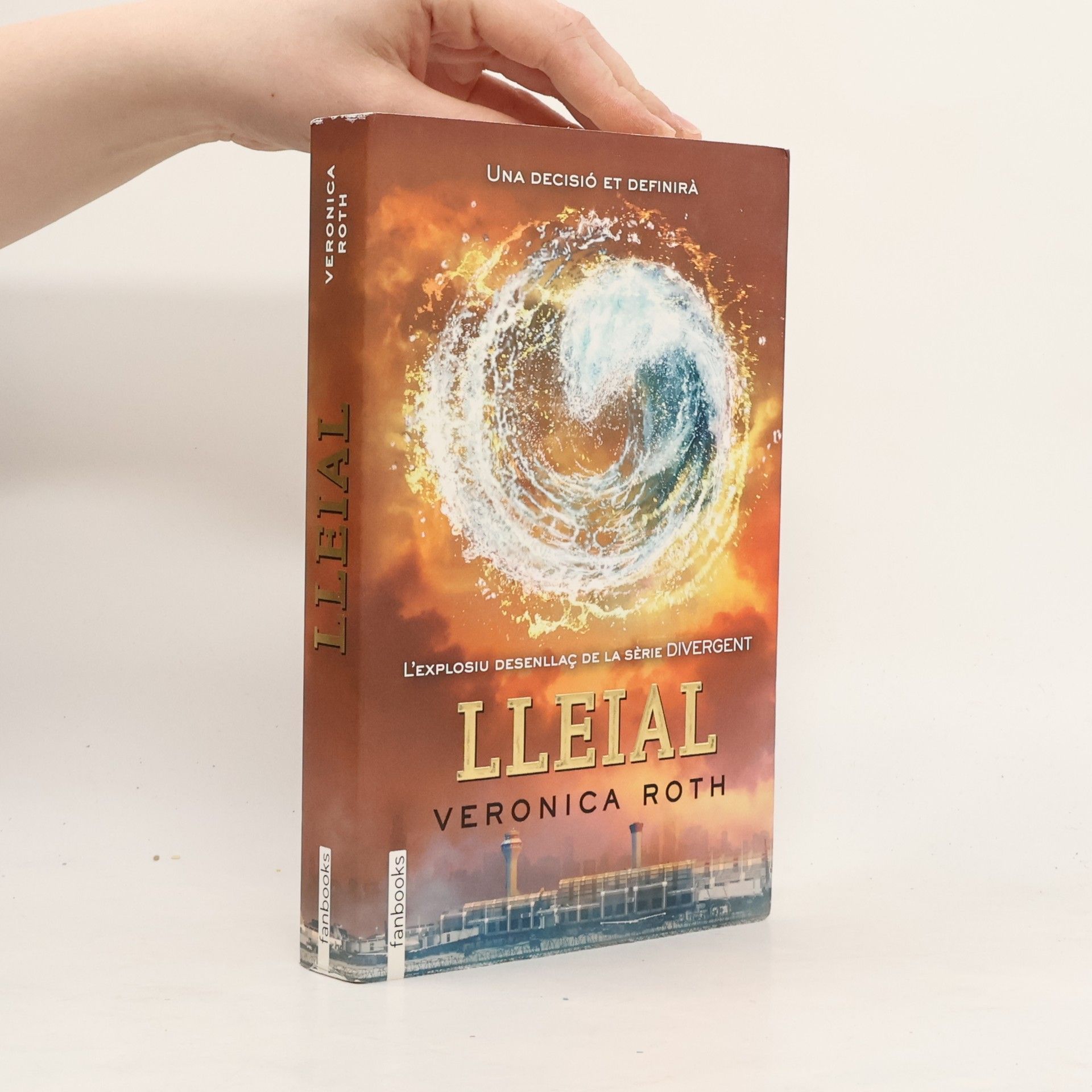 Veronica Roth Divergent - 3: Lleial