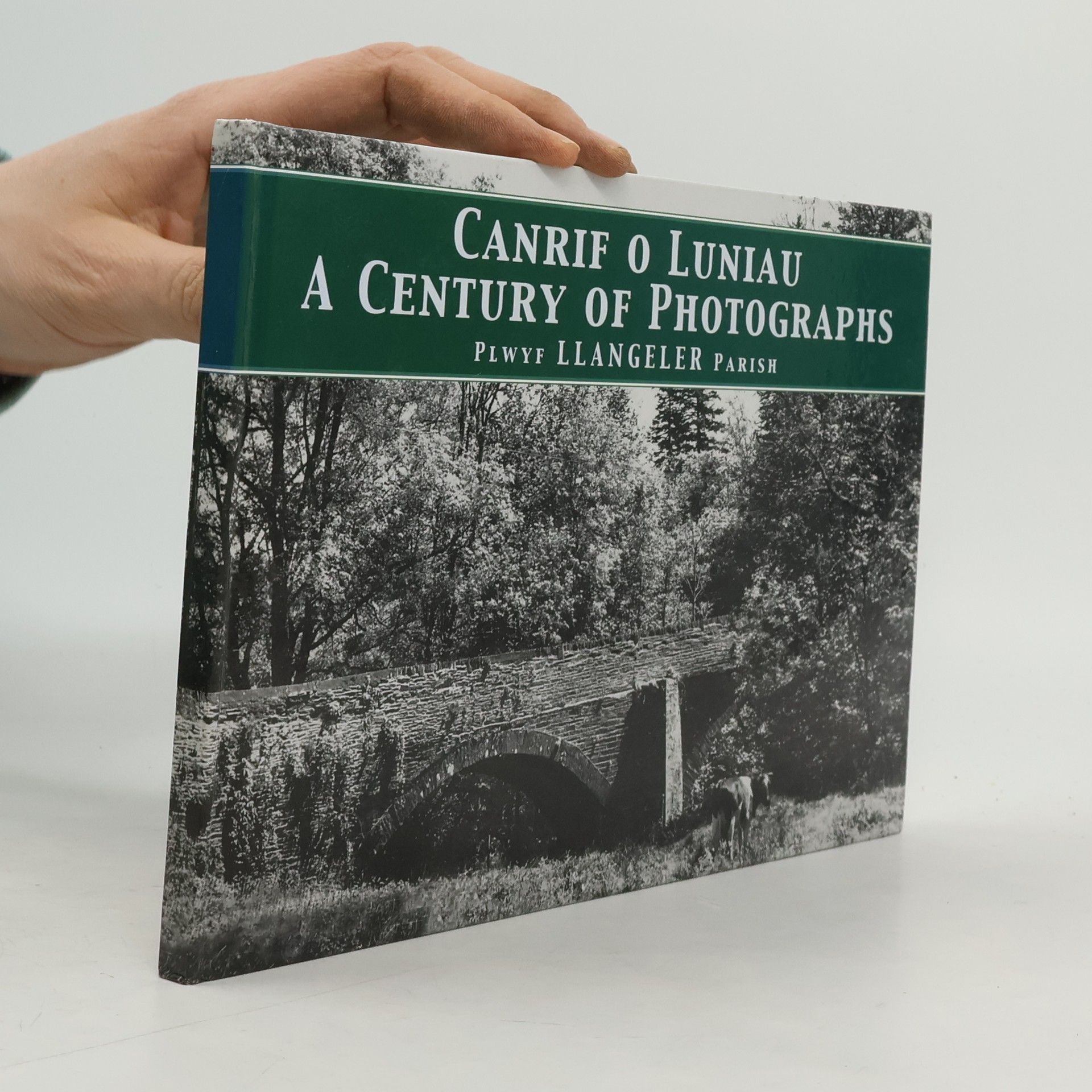 Alun L. Jones Canrif o Luniau. A Century of Photographs