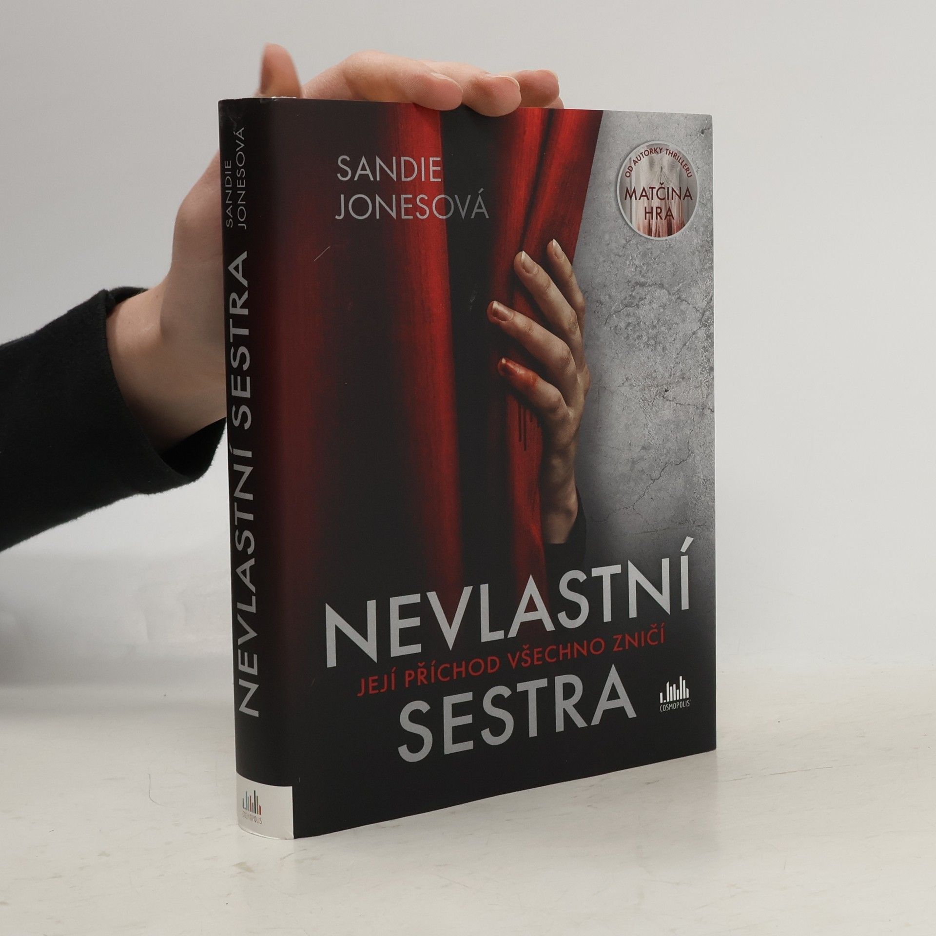 Sandie Jones Nevlastní sestra