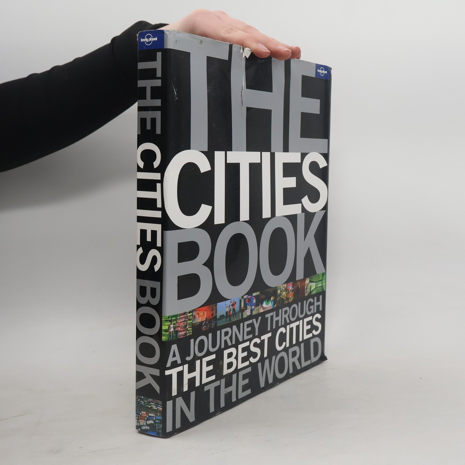 AA.VV. The cities book : a journey through the best cities in the world.