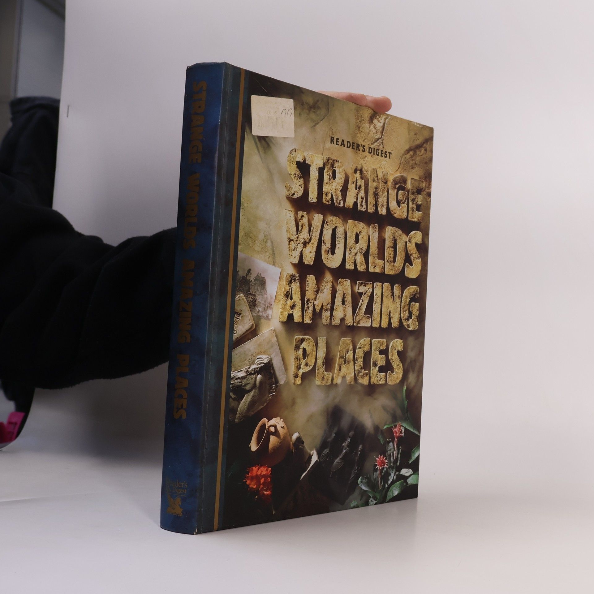 Kolektiv autorů Strange worlds, amazing places : a grand tour of the most exciting places on earth