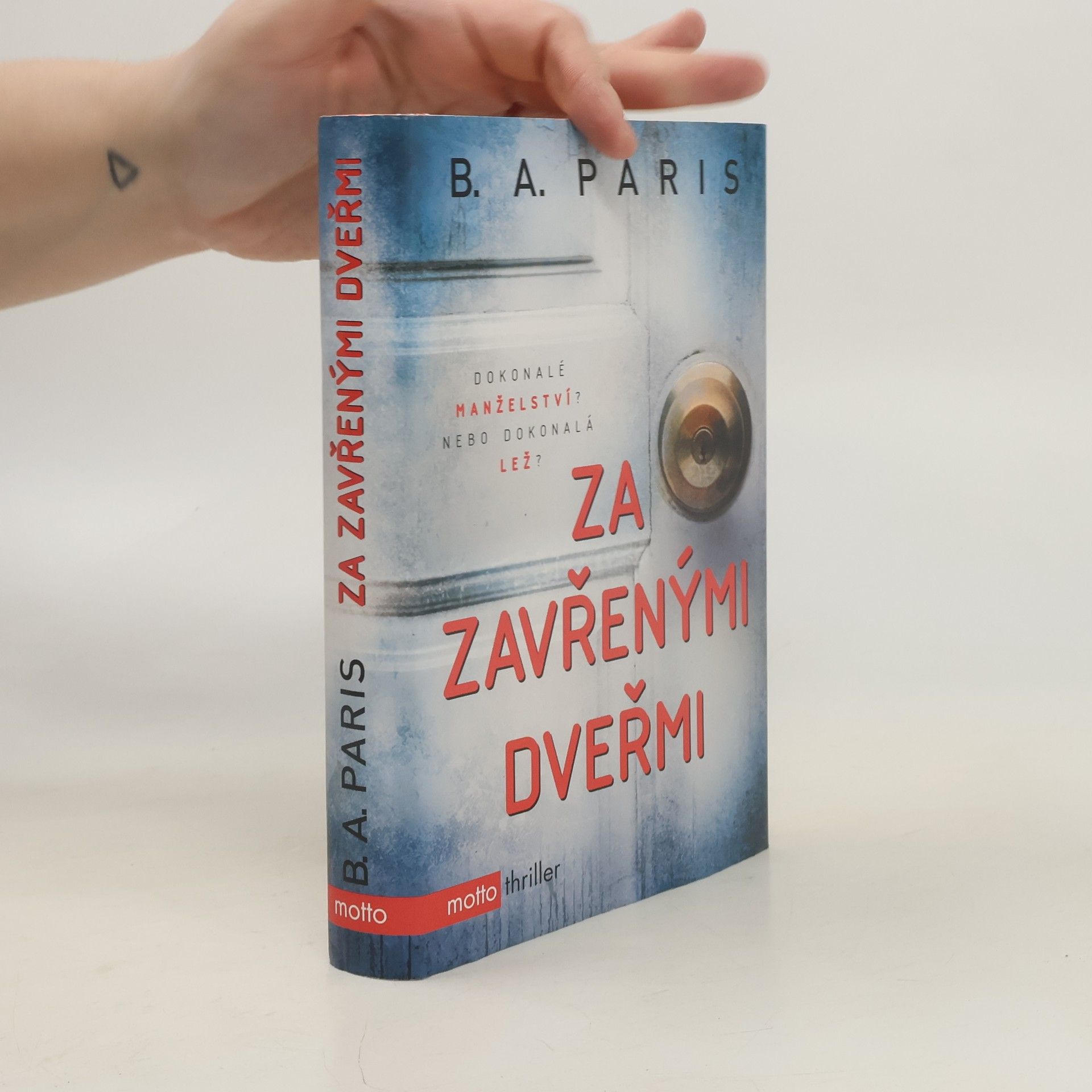 B. A. Paris Za zavřenými dveřmi