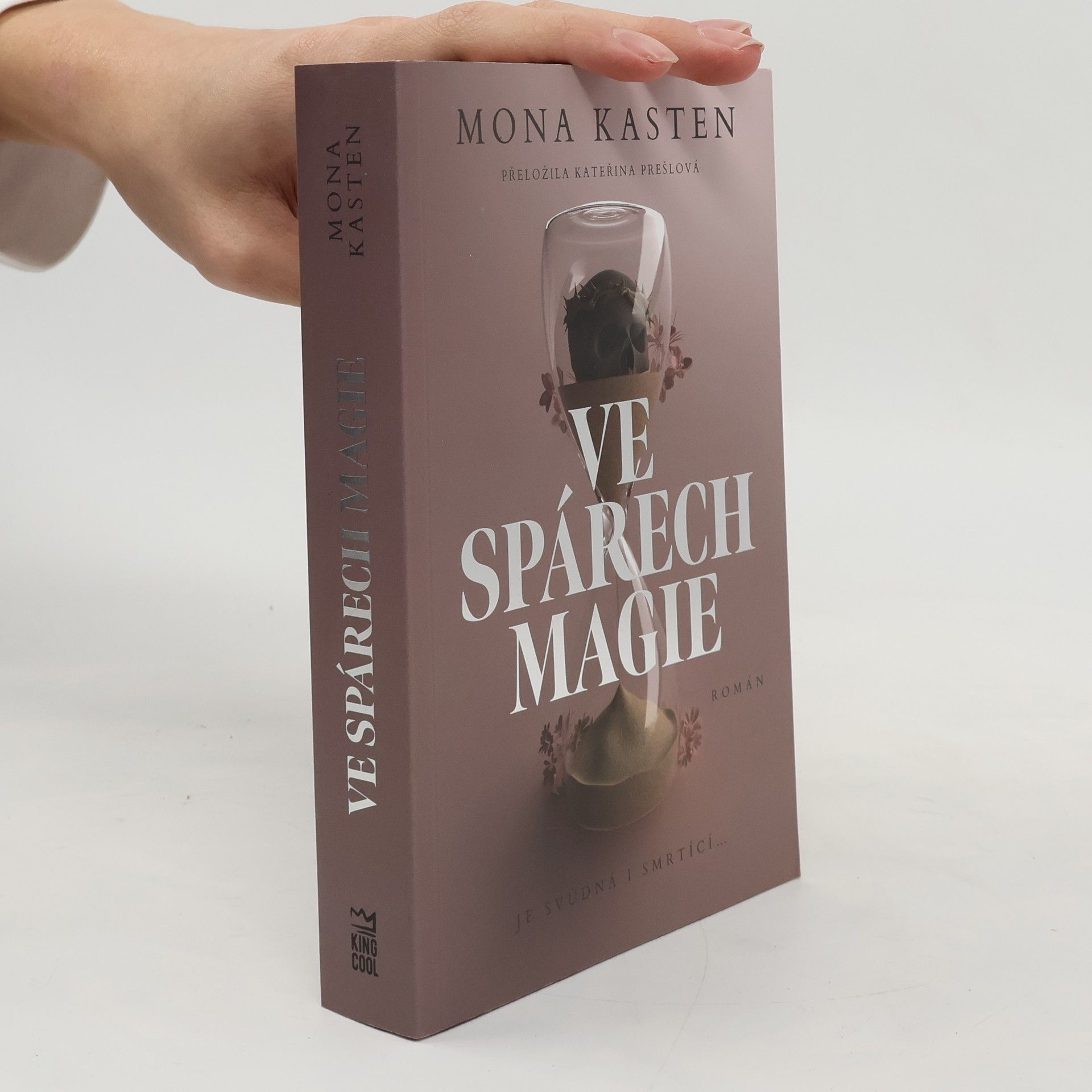 Mona Kasten Ve spárech magie