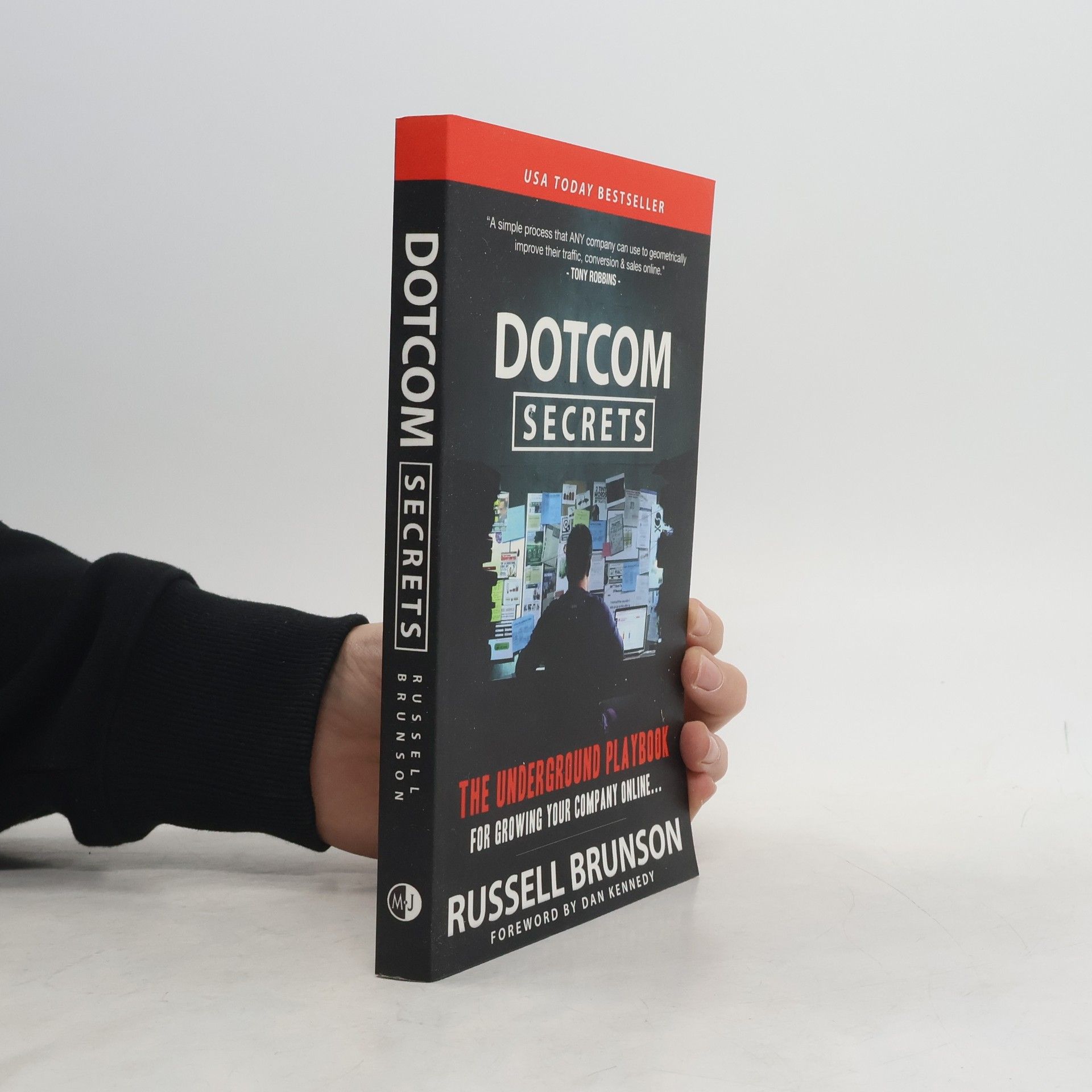Russell Brunson Dotcom secrets. The underground playbook for growing your company online