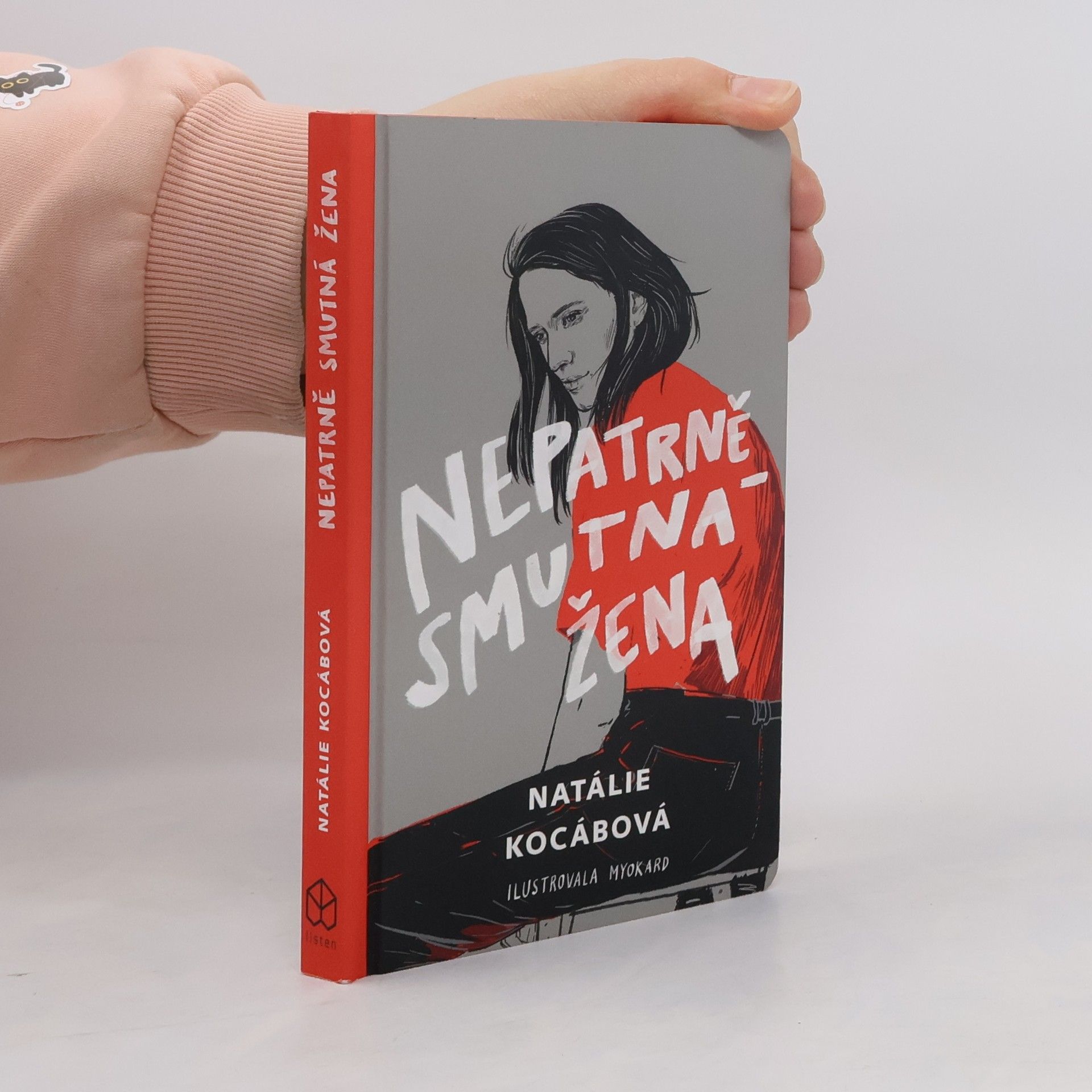 Nepatrně smutná žena