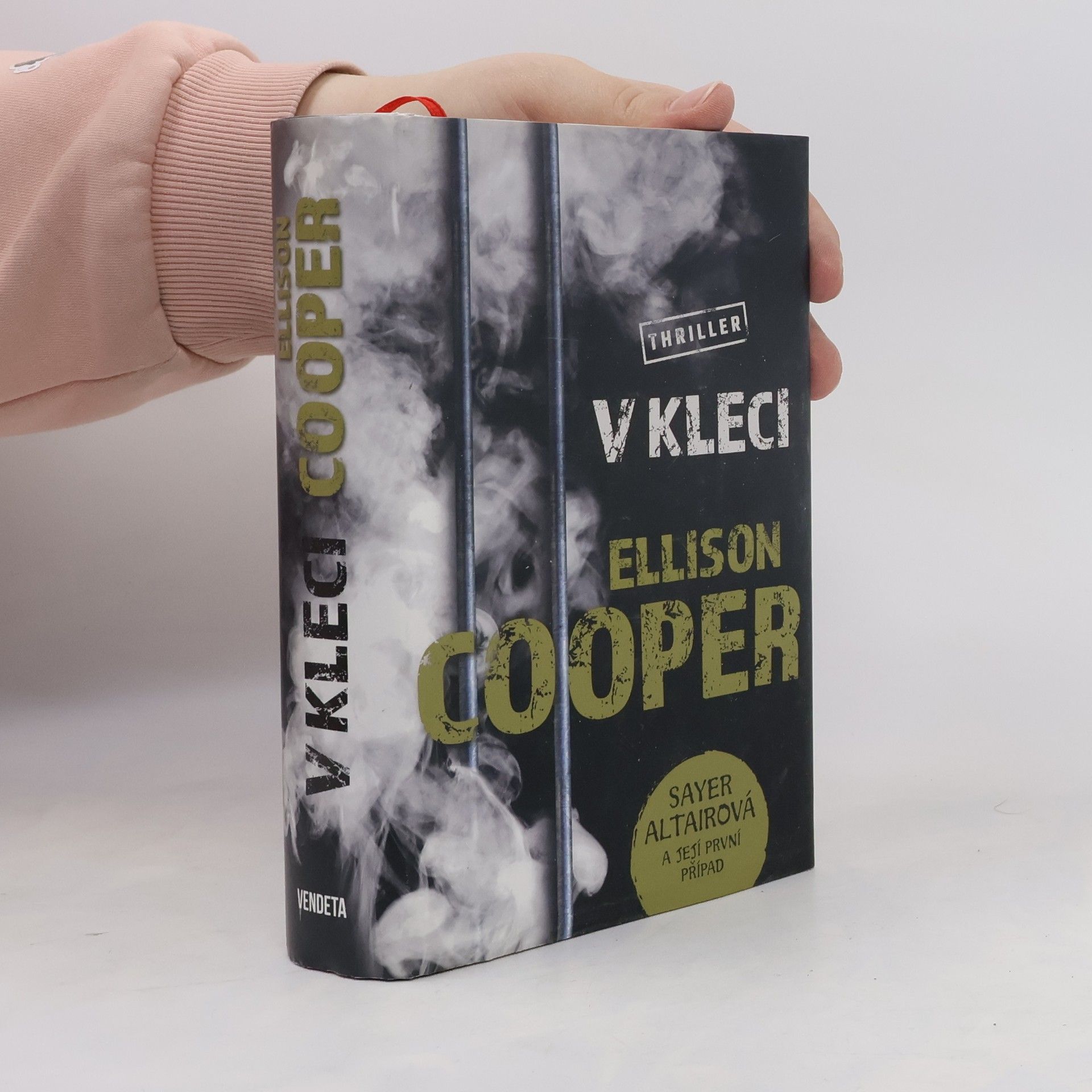 Ellison Cooper V kleci