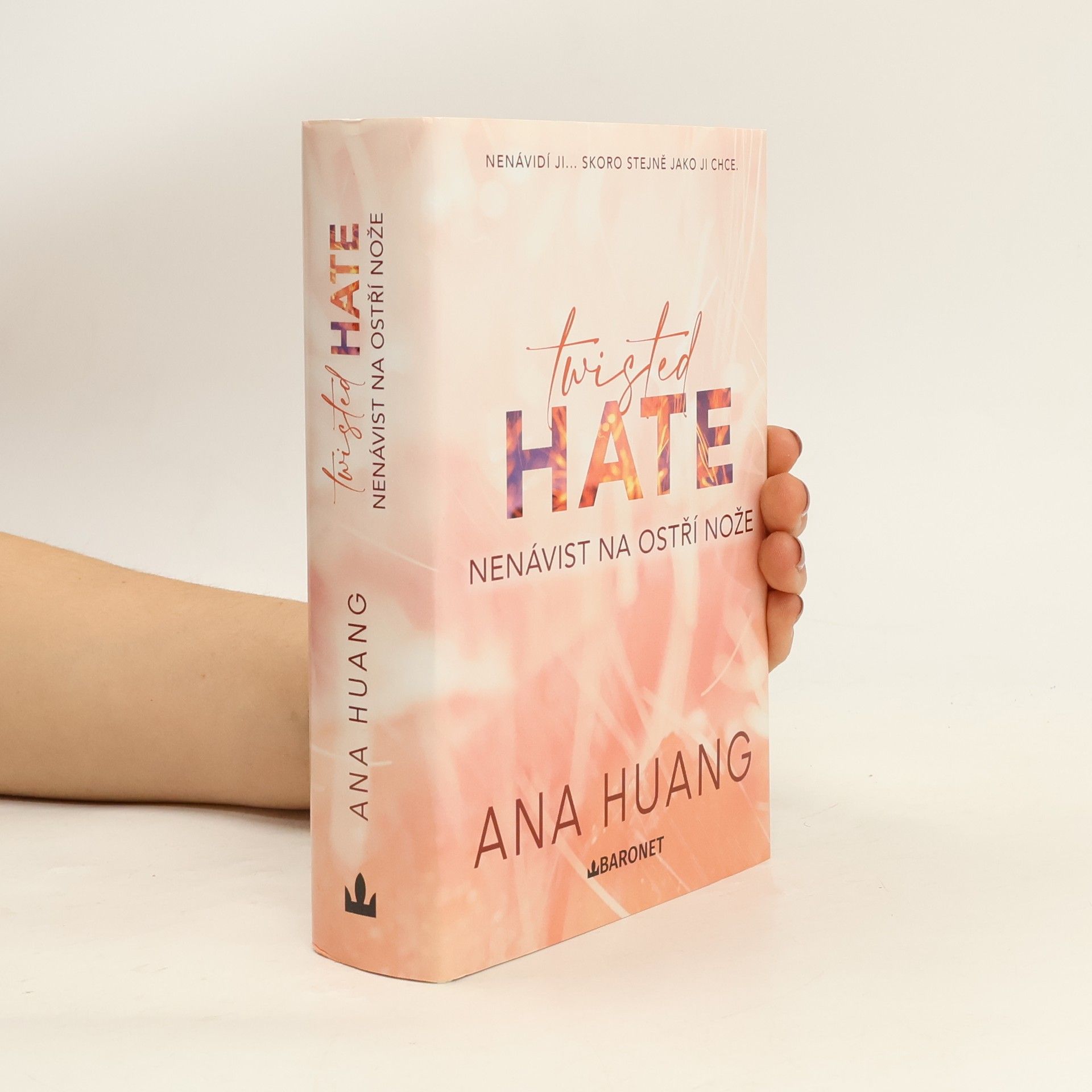 Twisted Hate: Nenávist na ostří nože
