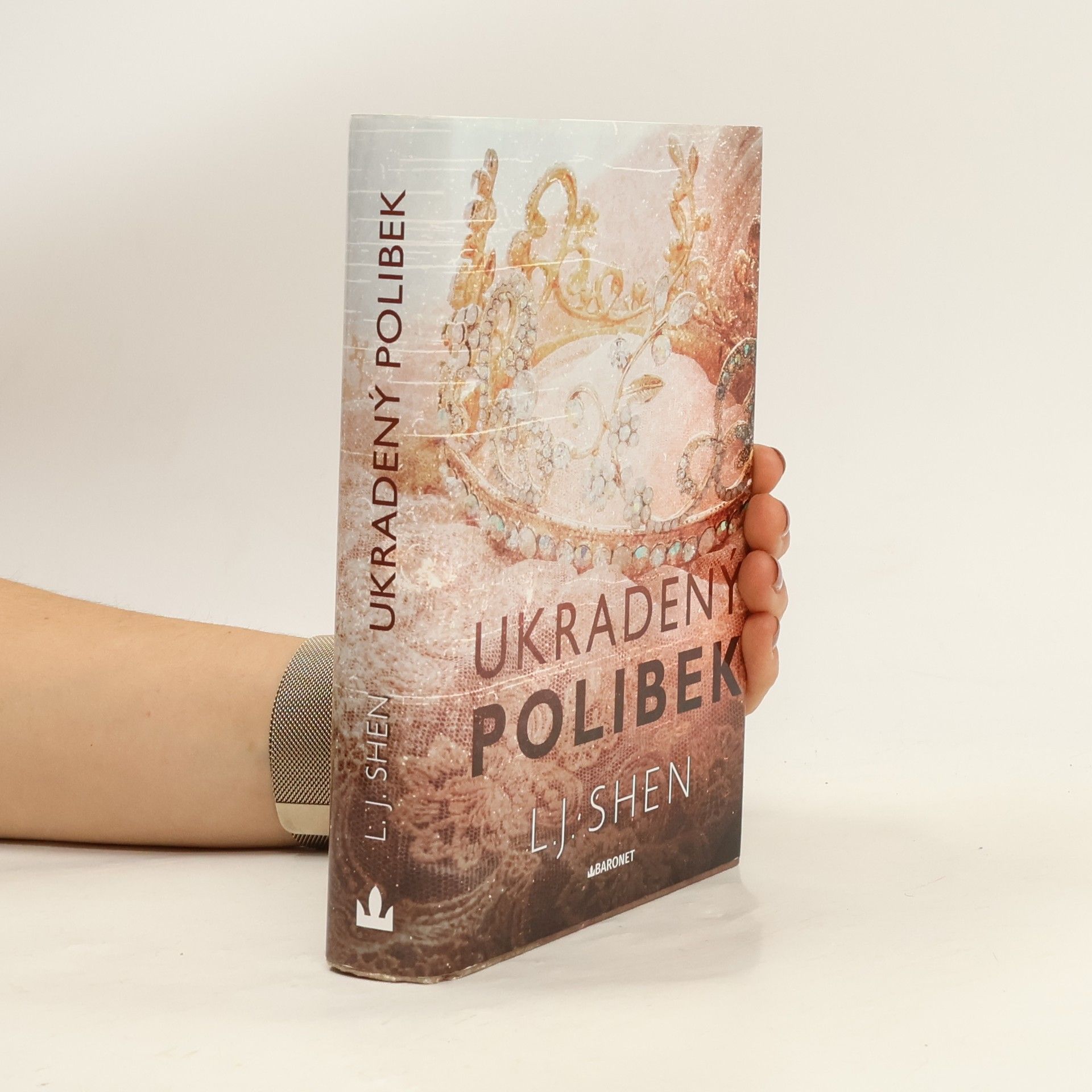 L. J.  Shen Ukradený polibek