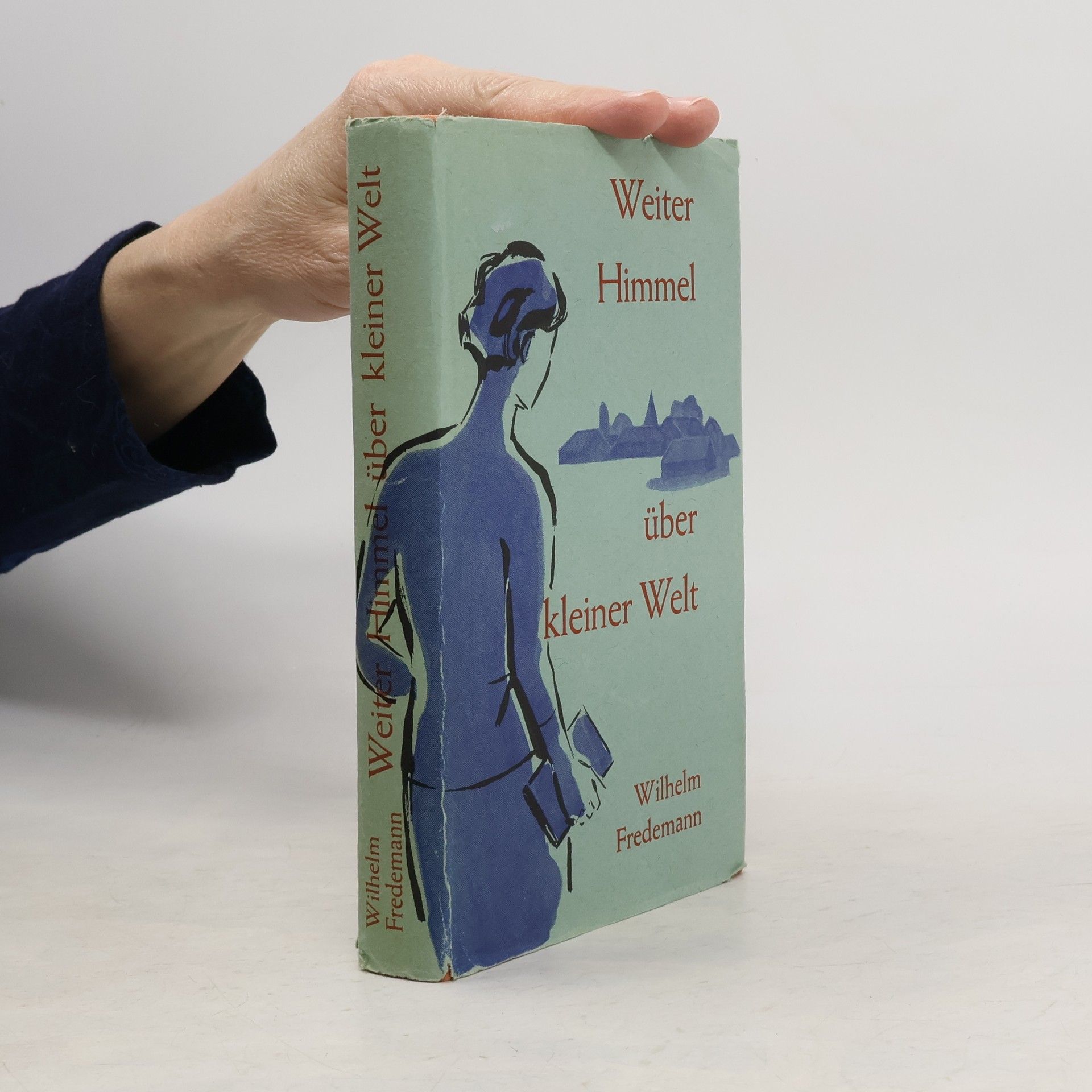 Weiter Himmel über kleiner welt.