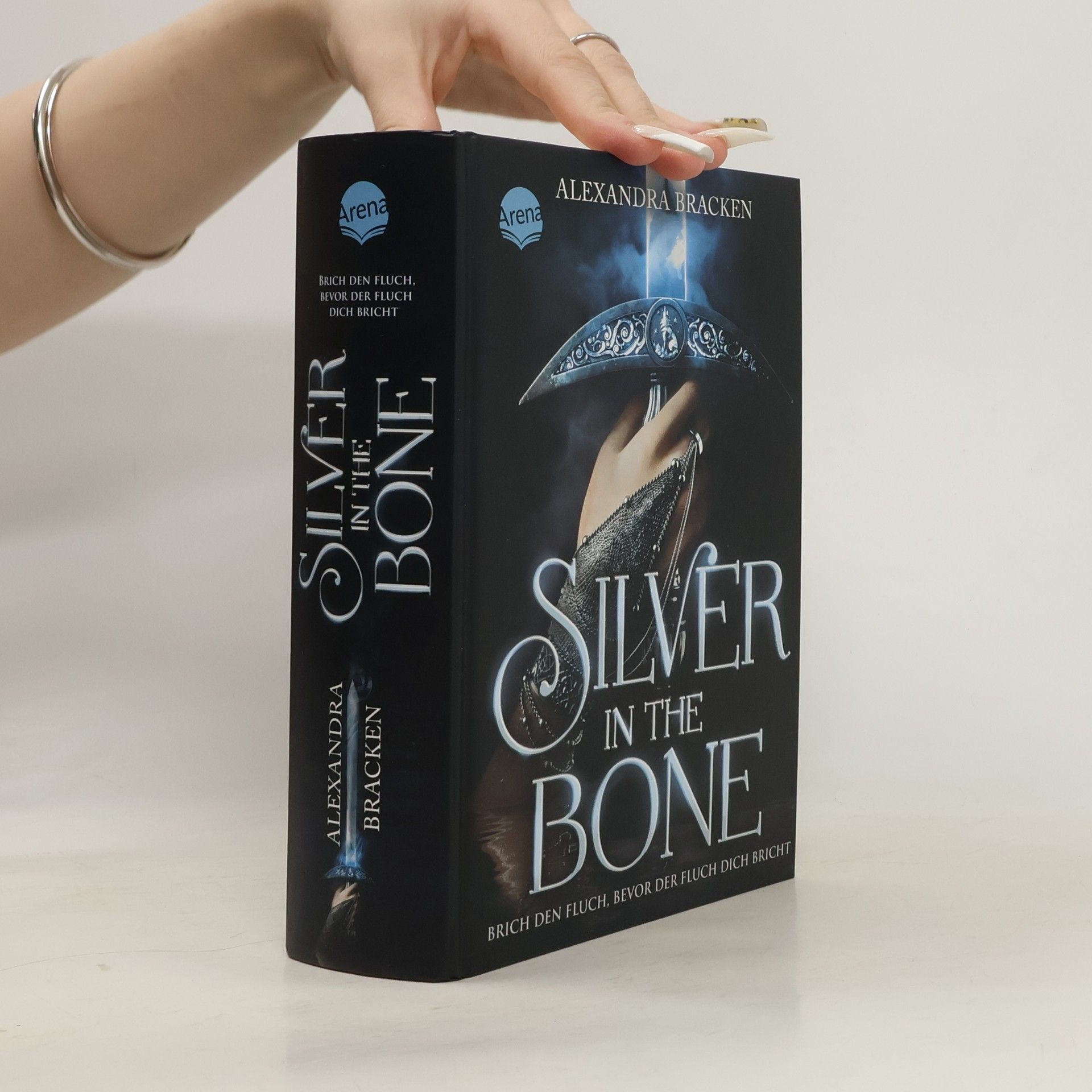 Alexandra Bracken Silver in the Bone. Brich den Fluch, bevor der Fluch dich bricht (Die Hollower-Saga 1)