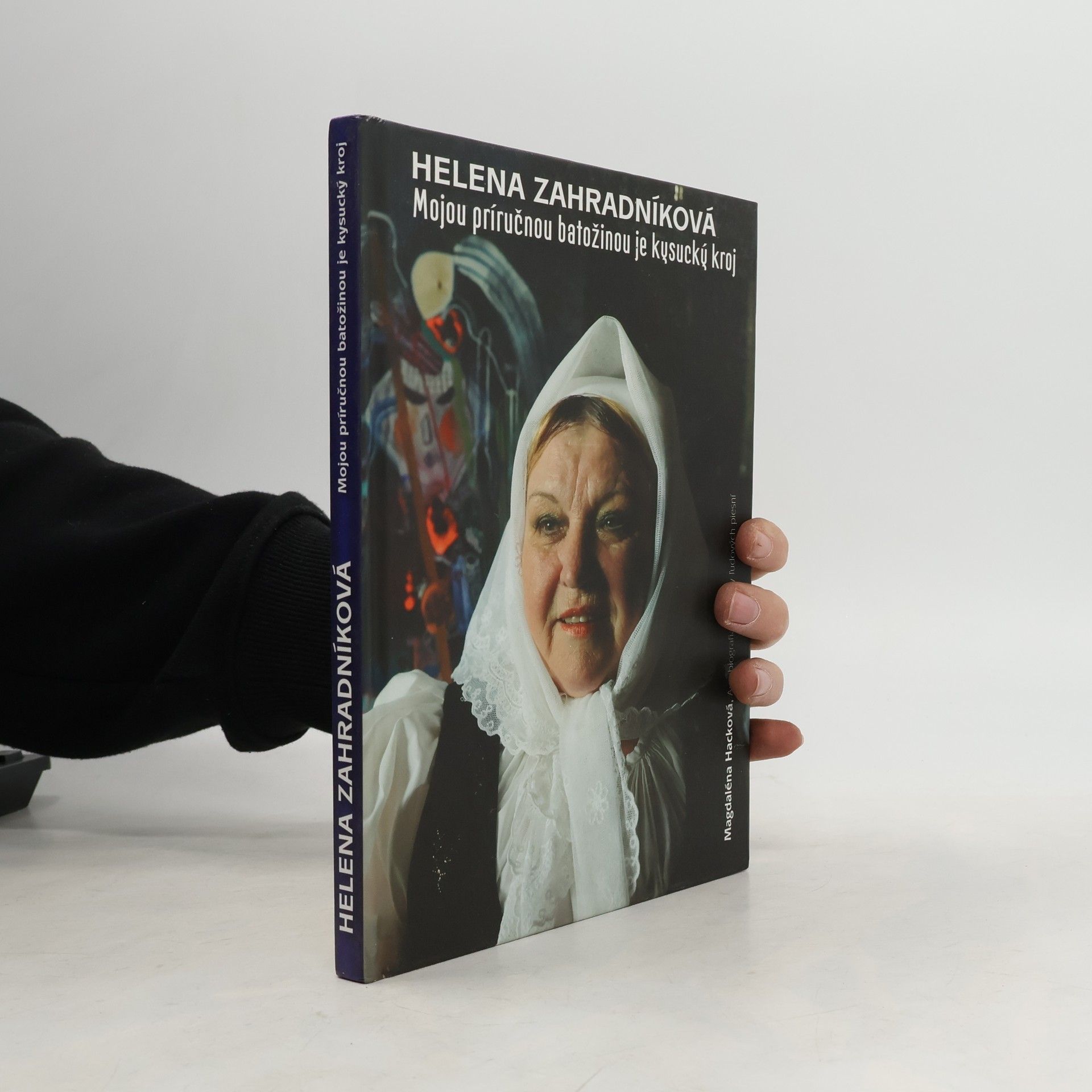 Helena Zahradníková Helena Zahradníková. Mojou príručnou batožinou je kysucký kroj