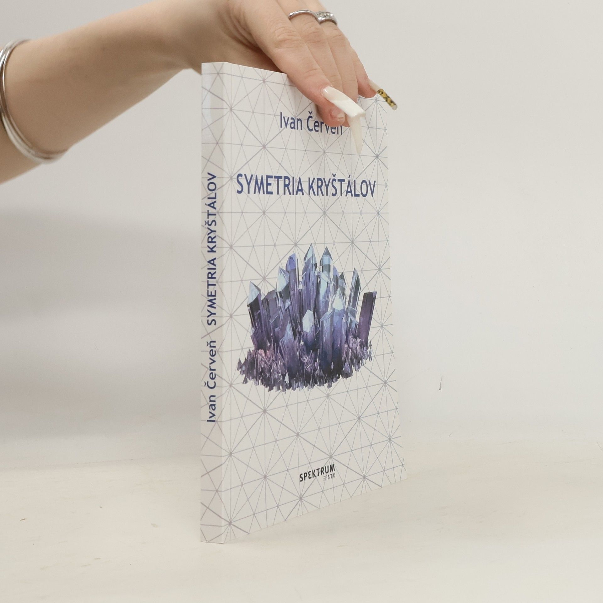 Ivan Červeň Symetria kryštálov