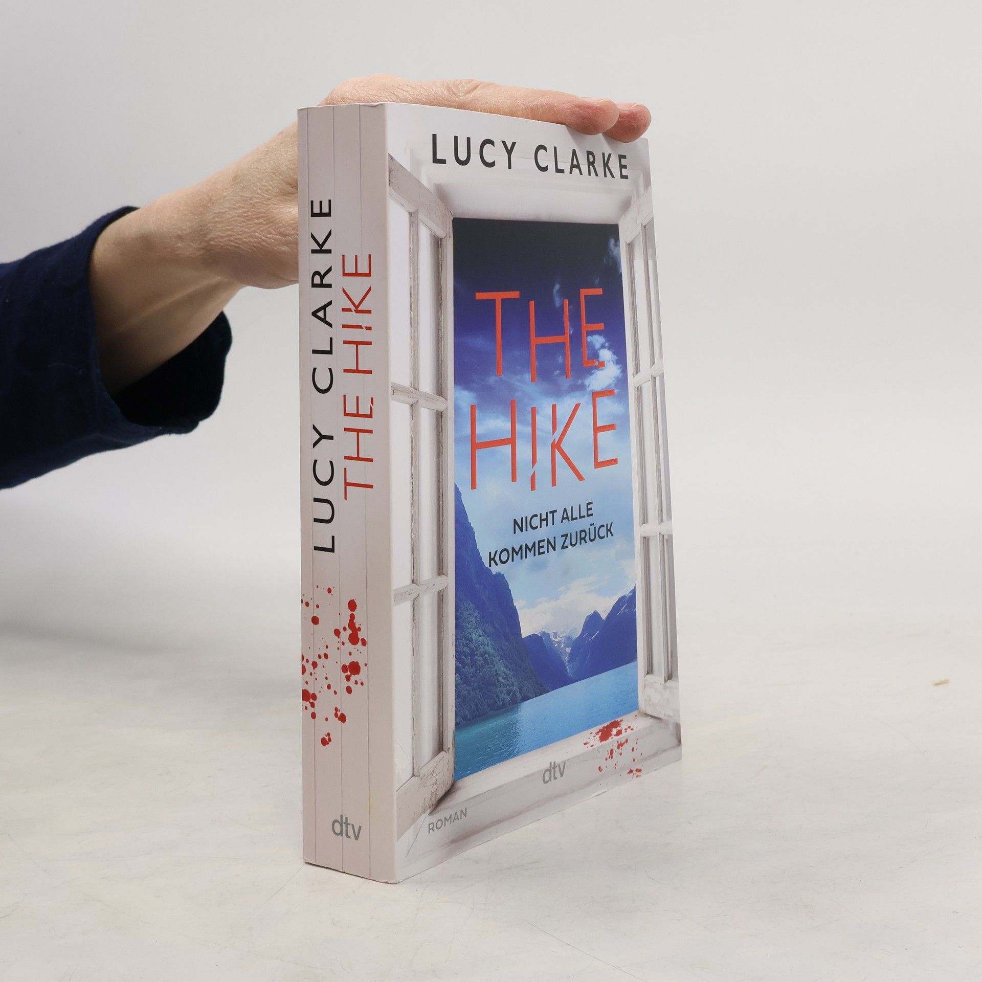 Lucy Clarke The Hike
