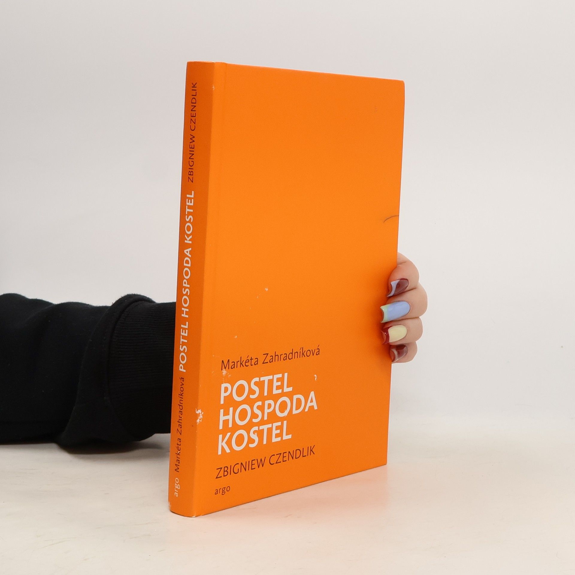 Zbigniew Czendlik Postel, hospoda, kostel