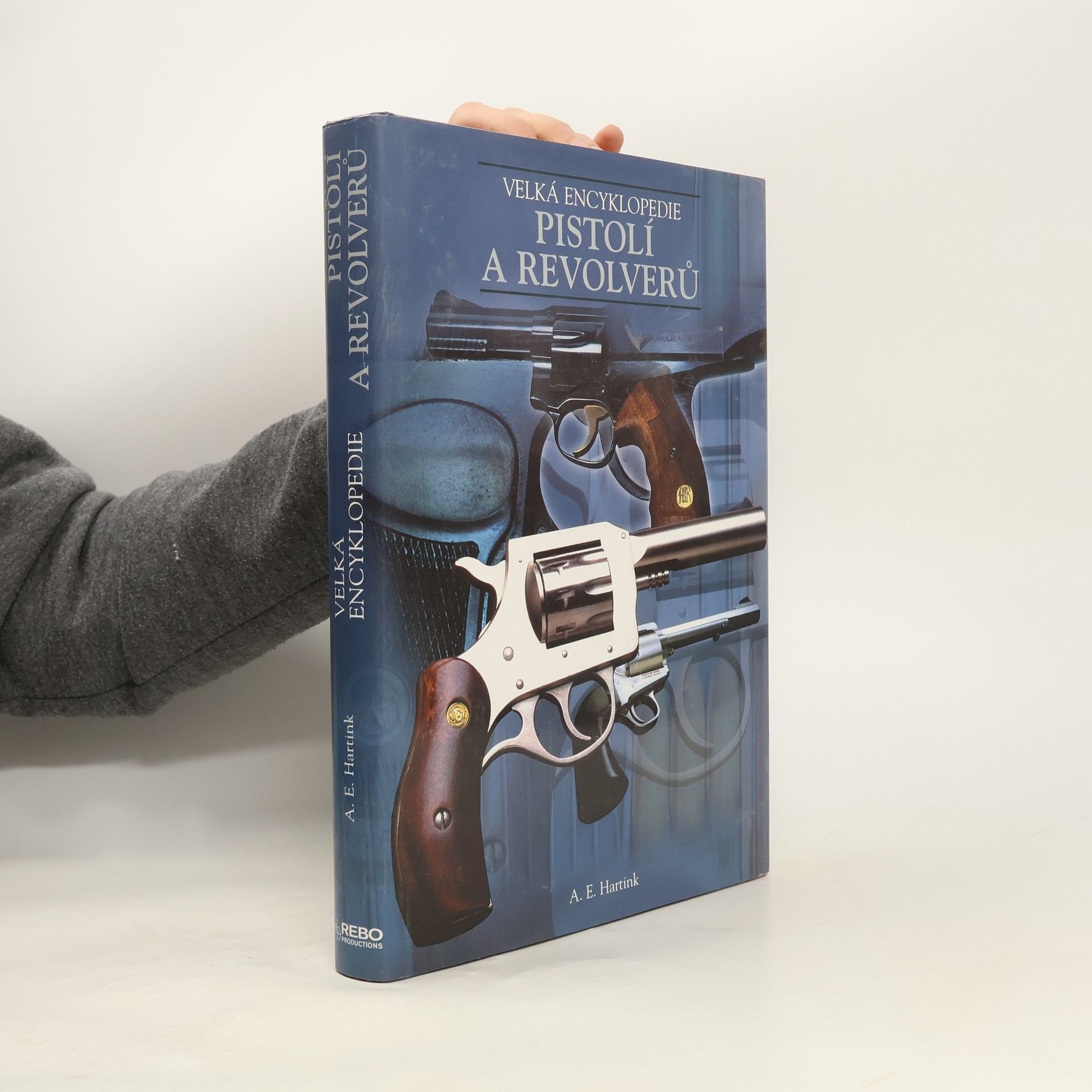 A. E. Hartink Velká encyklopedie pistolí a revolverů