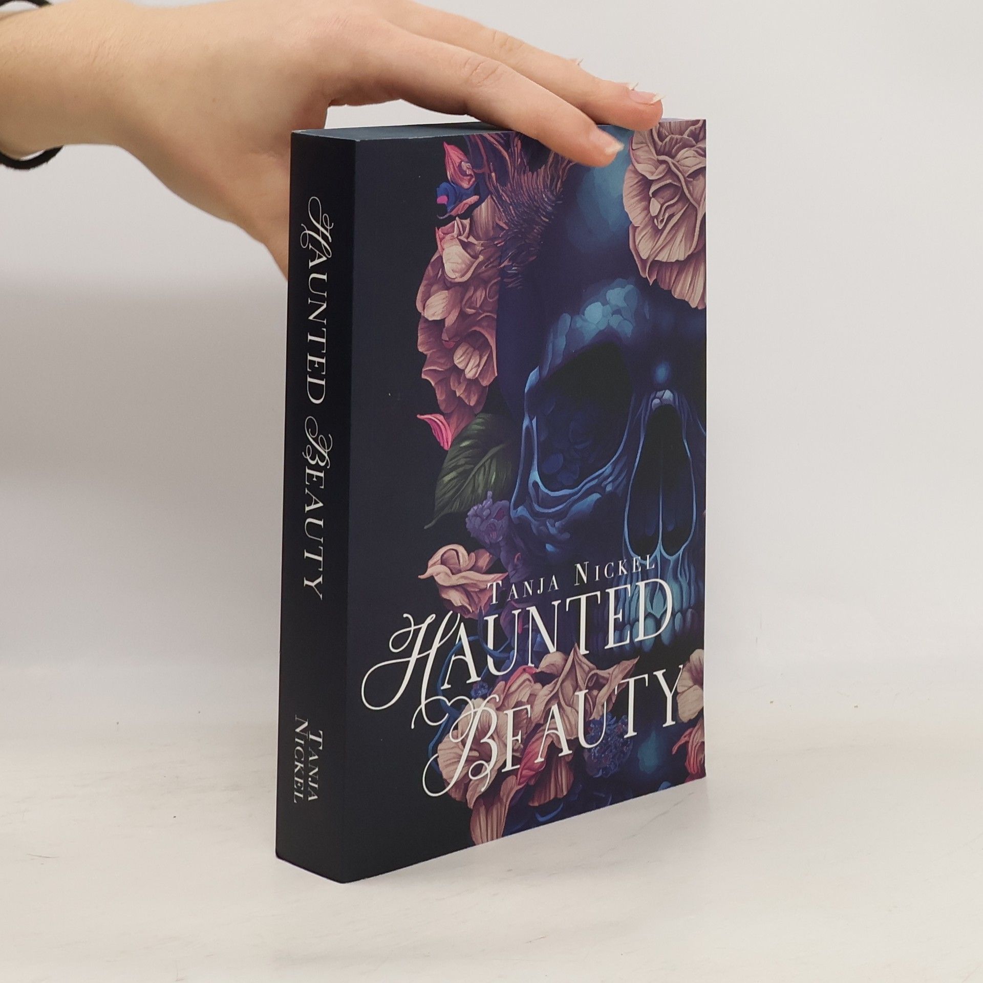 Haunted Beauty. Mit wunderschönem Farbschnitt