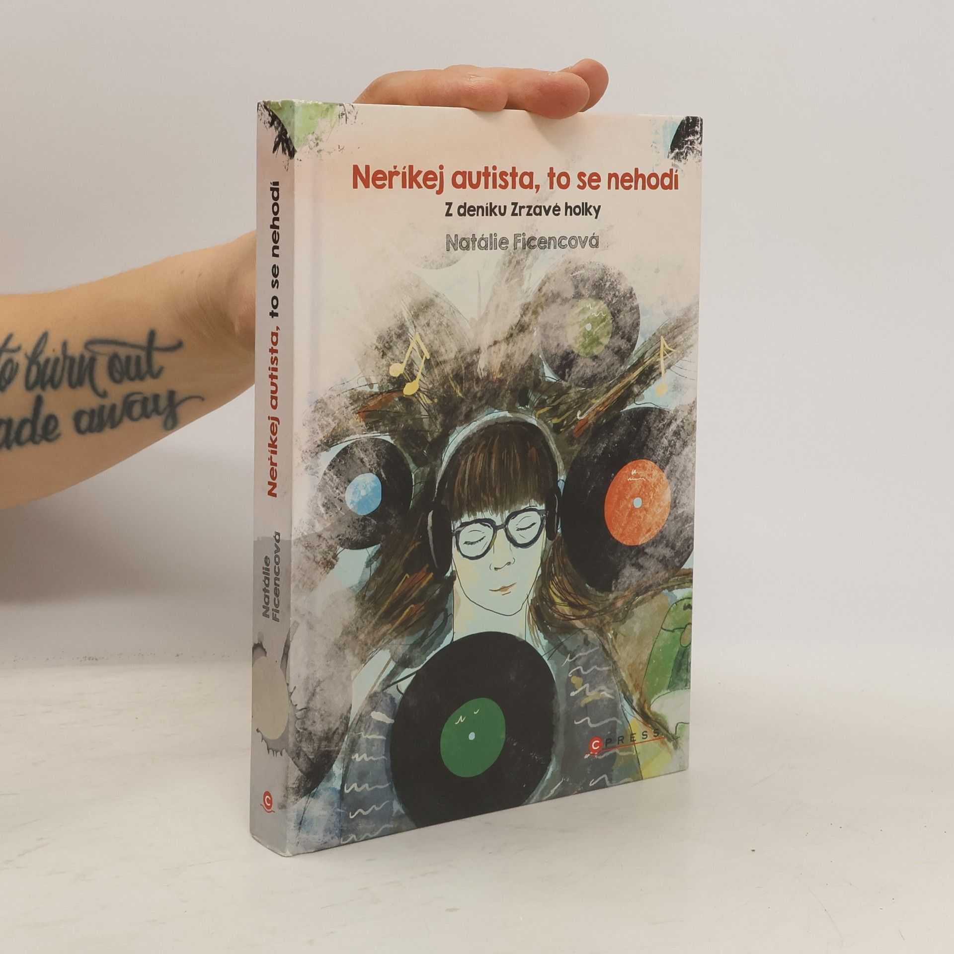 Natálie Ficencová Neříkej autista, to se nehodí: z deníku Zrzavé holky