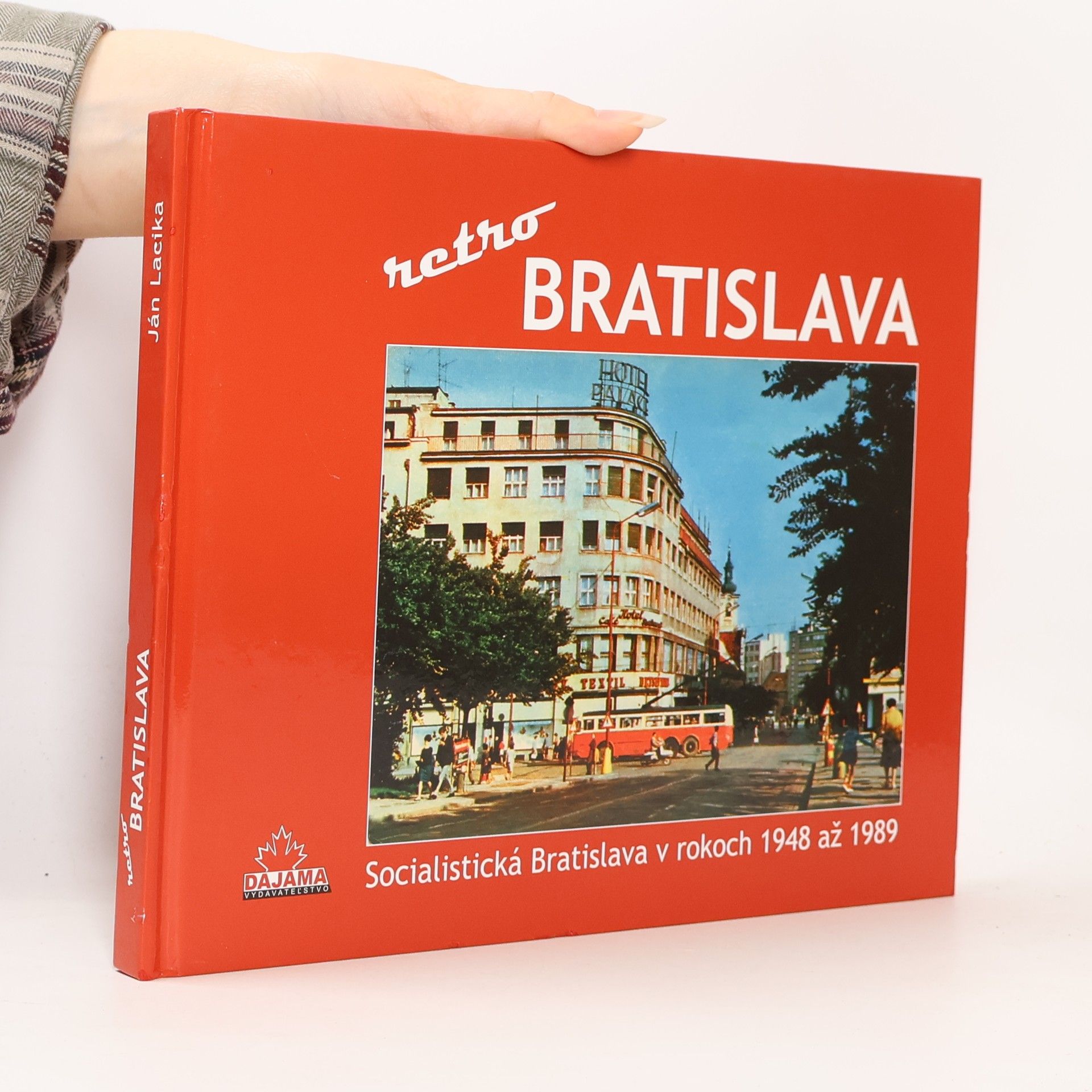 Rebecca Stephens Bratislava - retro socialistická Bratislava v rokoch 1948-1989