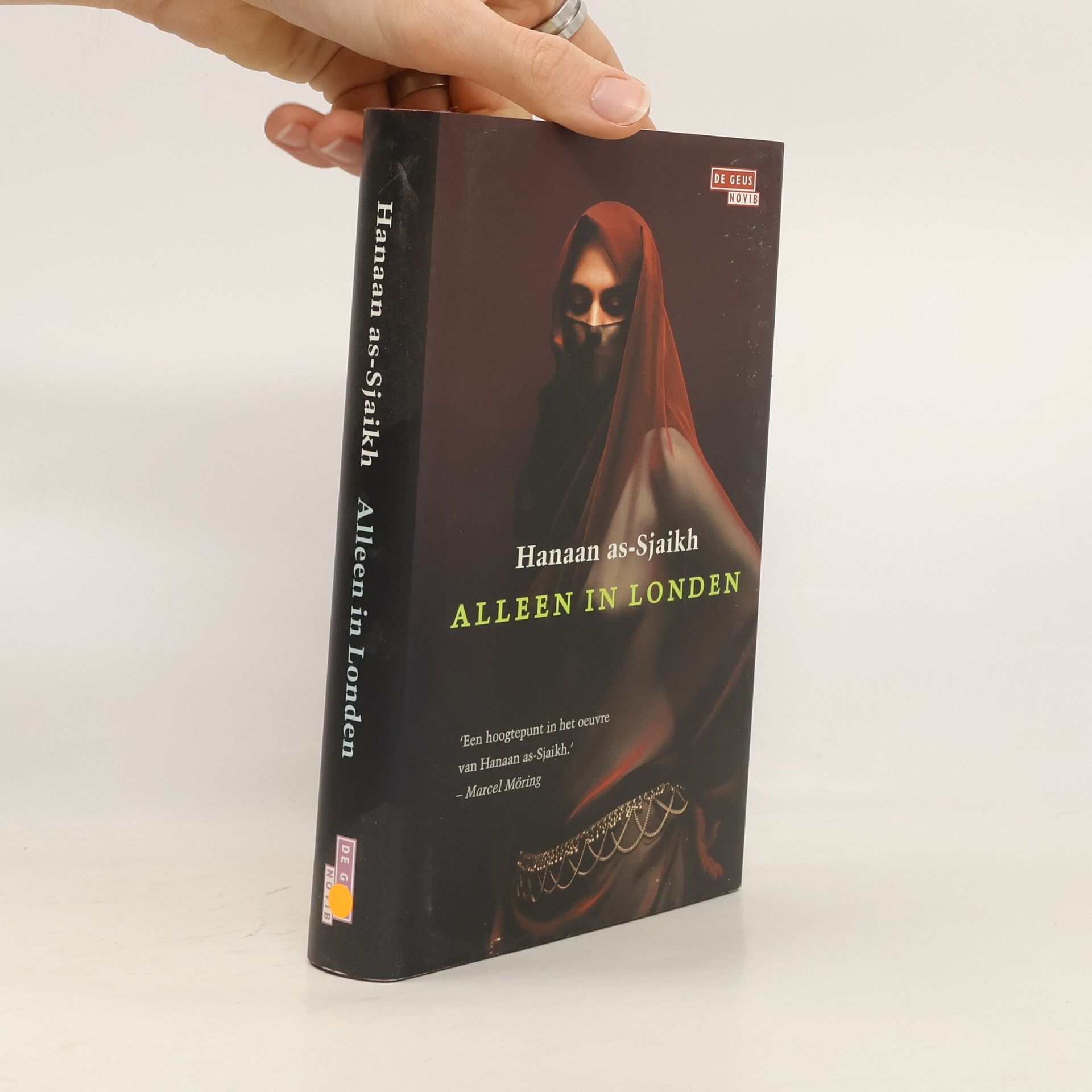 Hanaan as-Sjaikh Alleen in Londen