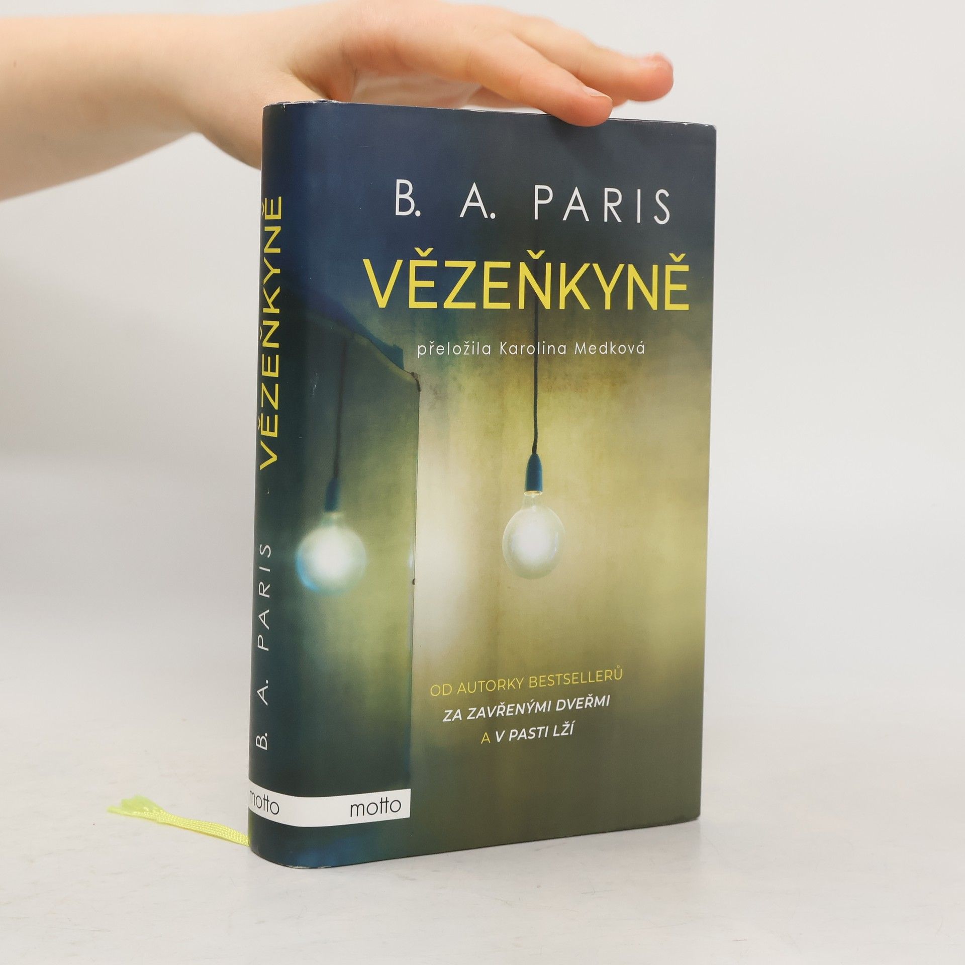 B. A. Paris Vězenkyně