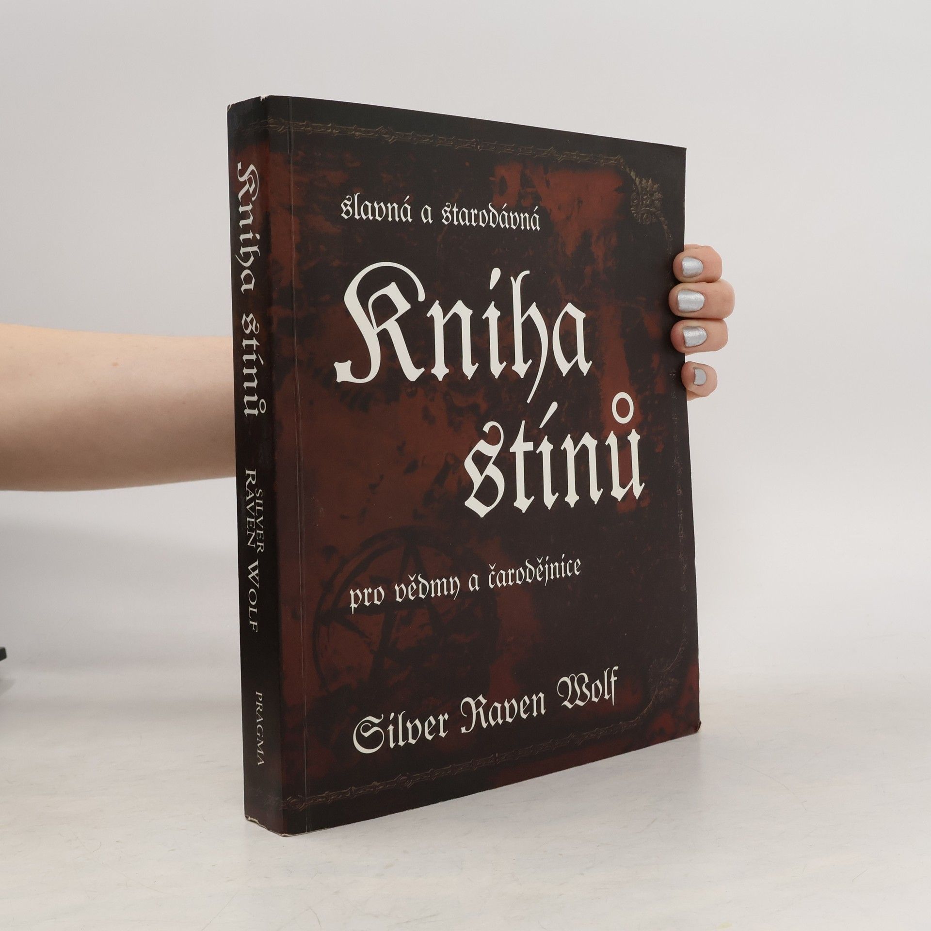 Silver RavenWolf Slavná a starodávná kniha stínů pro vědmy a čarodějnice