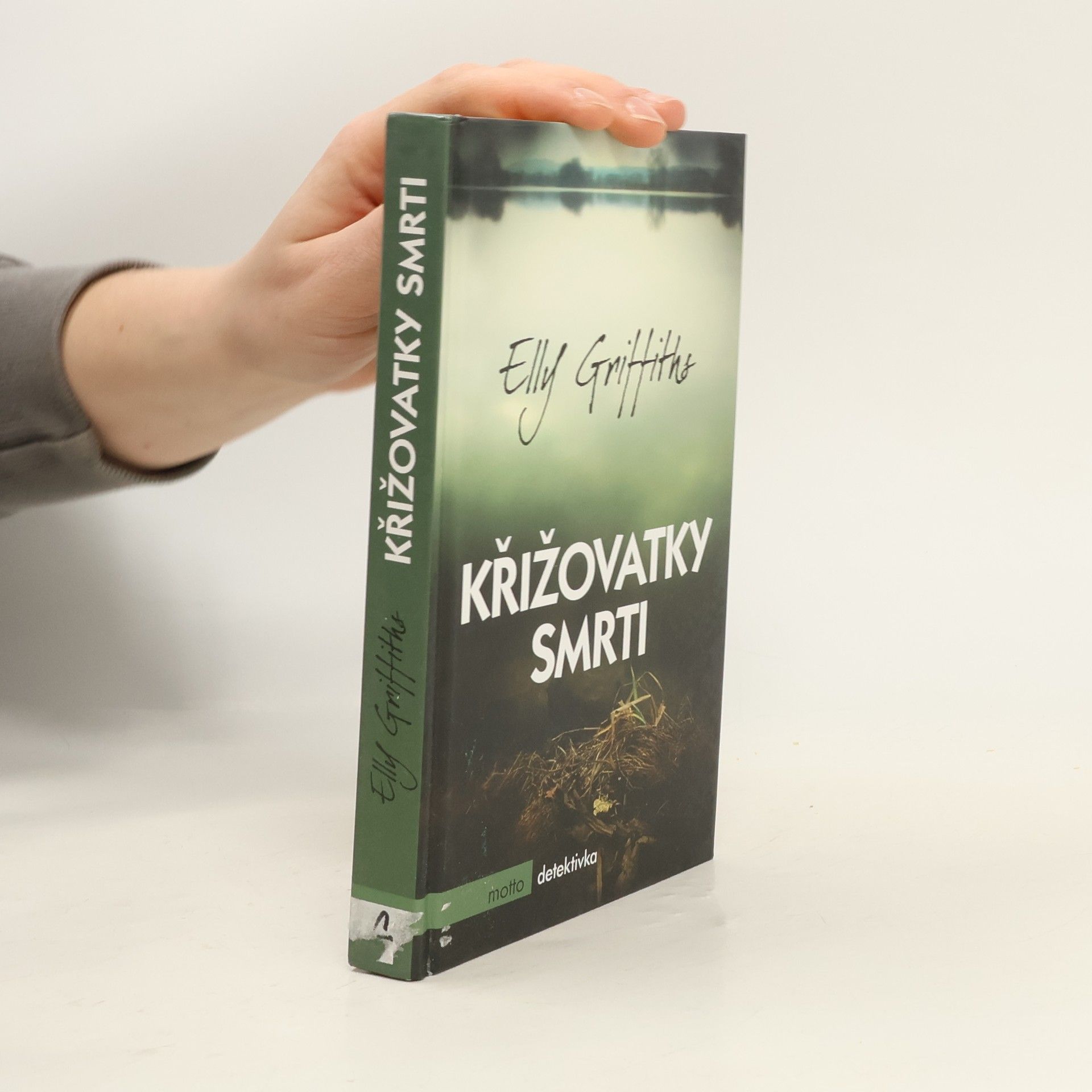 Elly Griffiths Křižovatky smrti