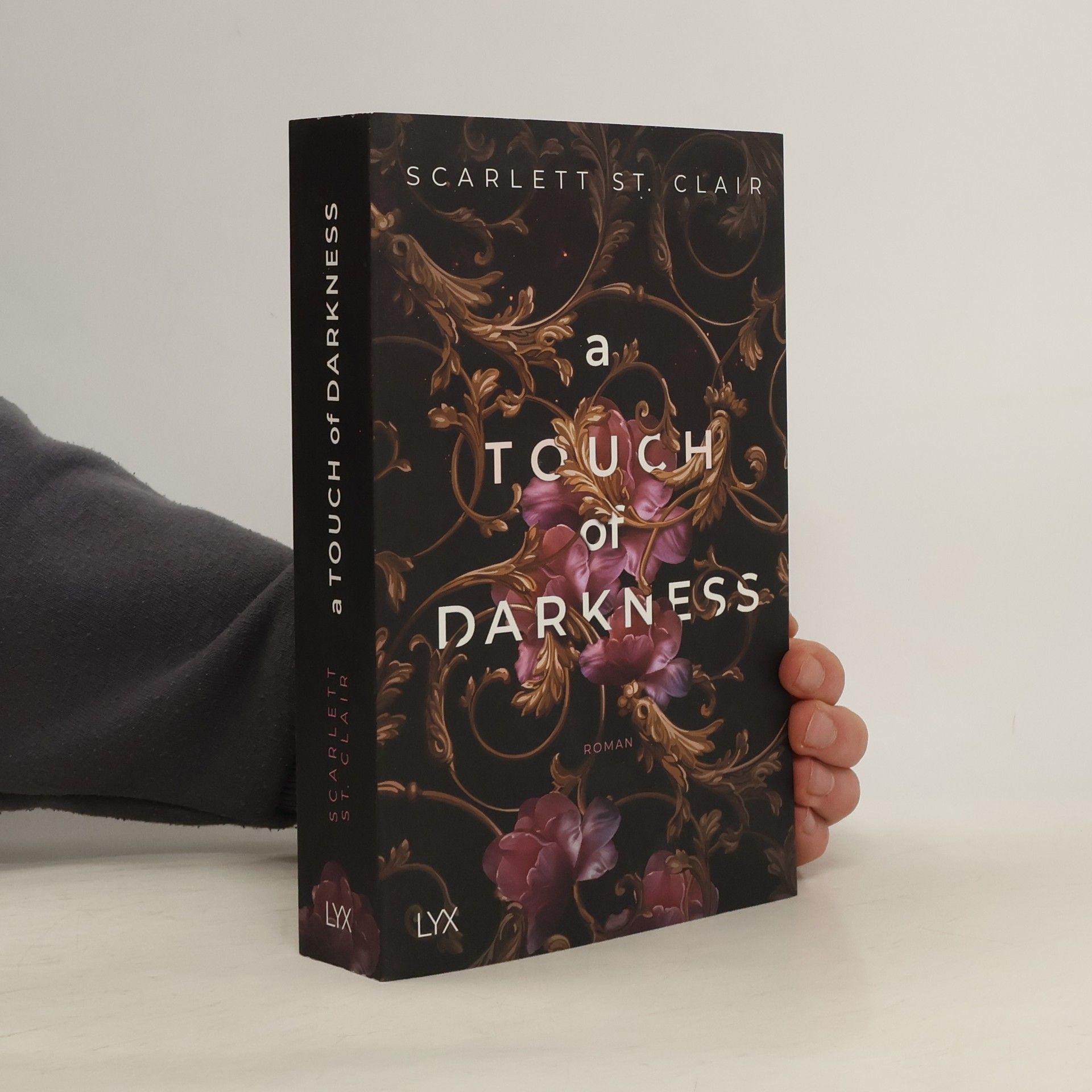 Scarlett St. Clair A Touch of Darkness