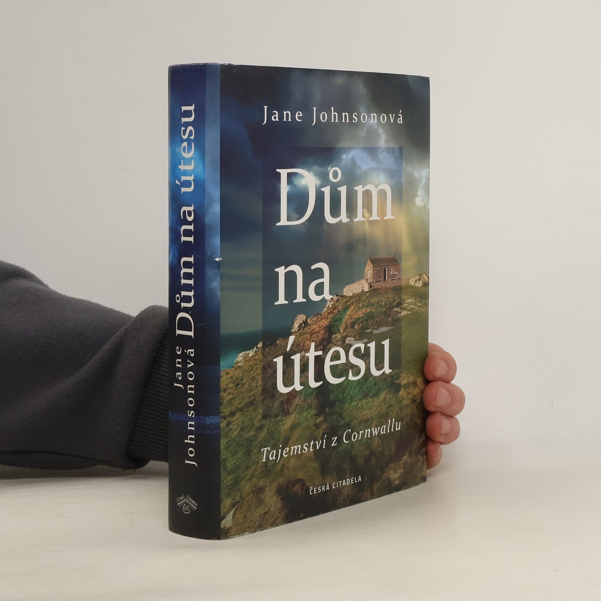 Dům na útesu : tajemství z Cornwallu