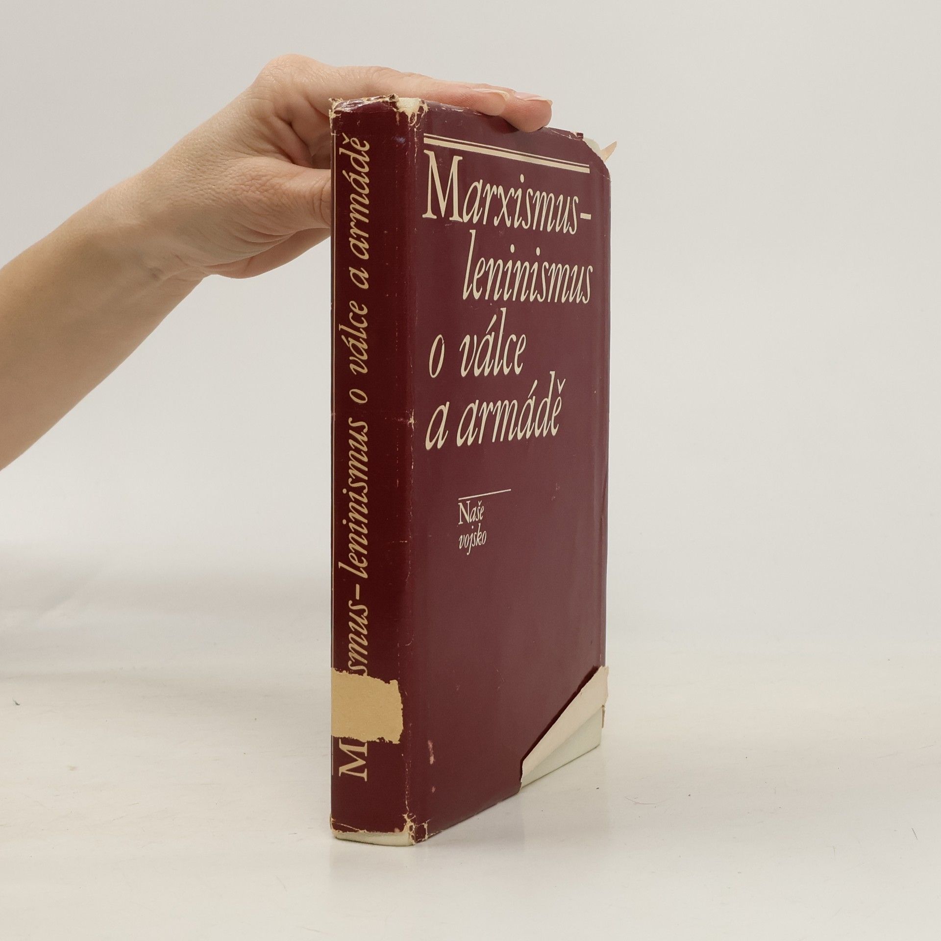 Collectif d'auteurs Marxismus-leninismus o válce a armádě