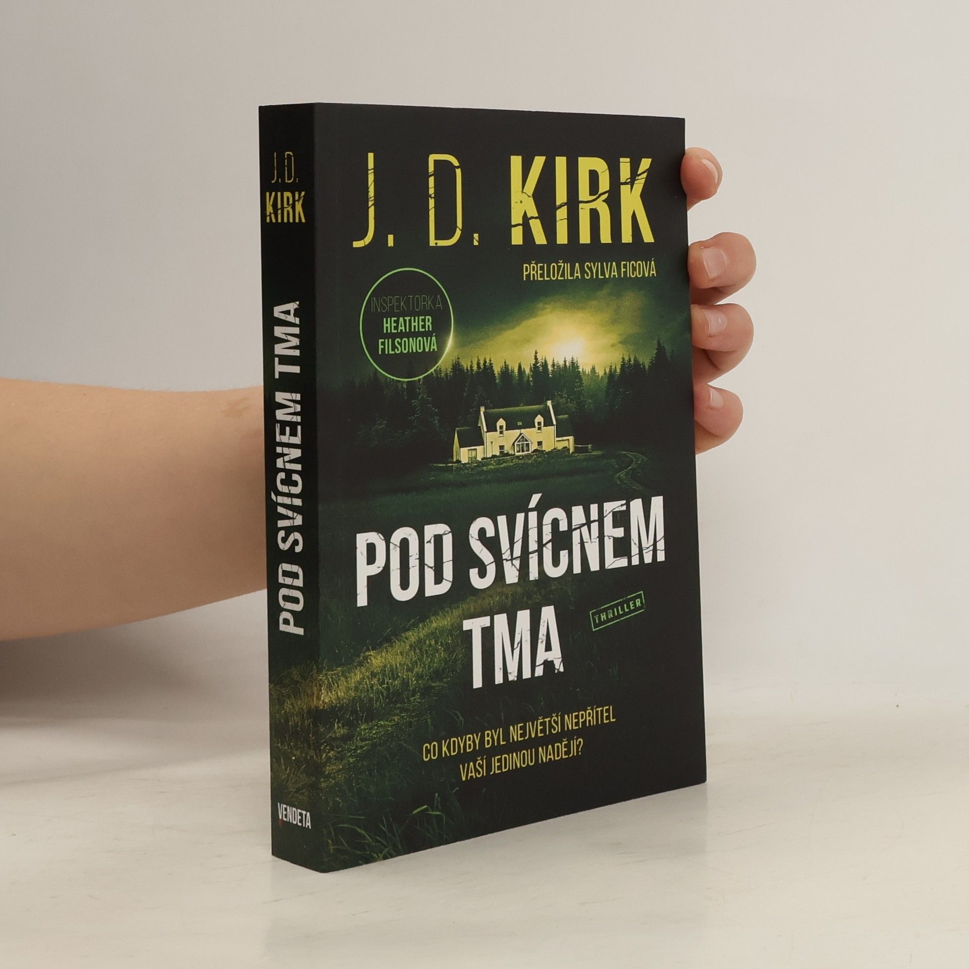 Barry Hutchison Pod svícnem tma