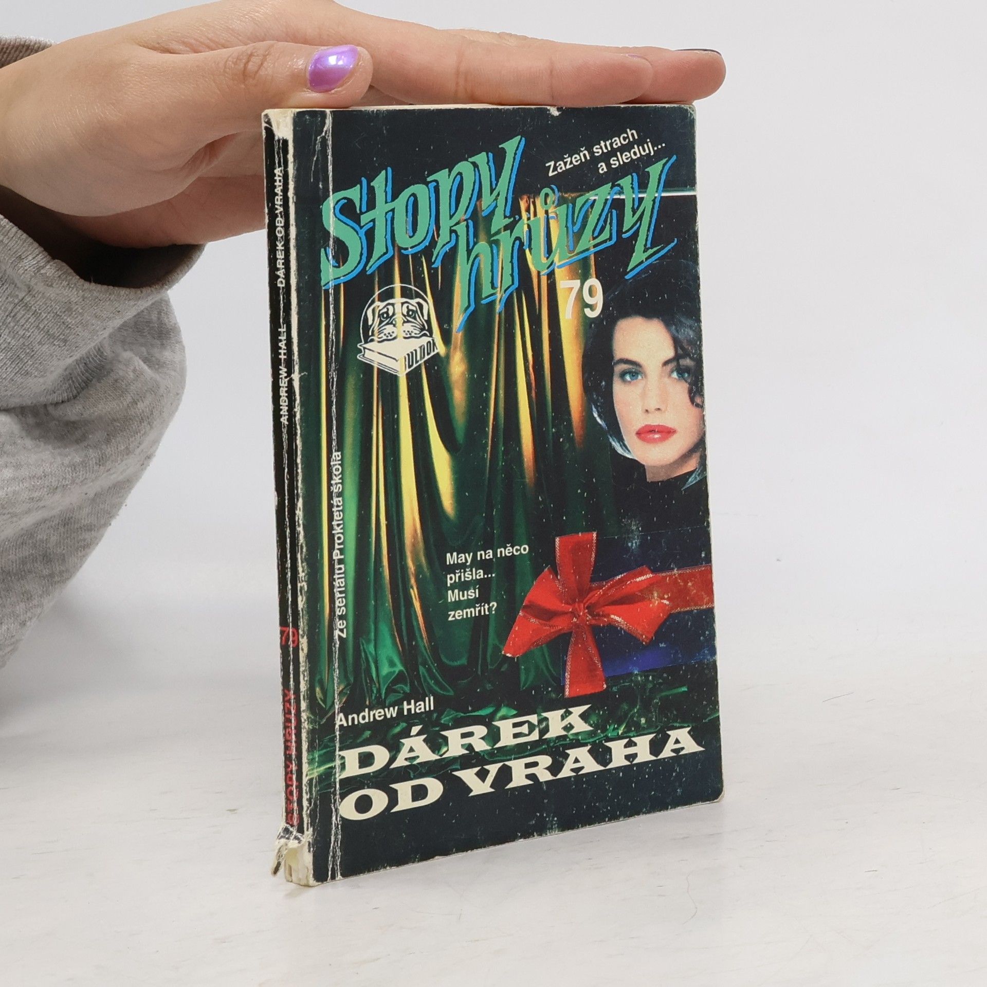 Andrew Hall Dárek od vraha. Stopy hrůzy 79