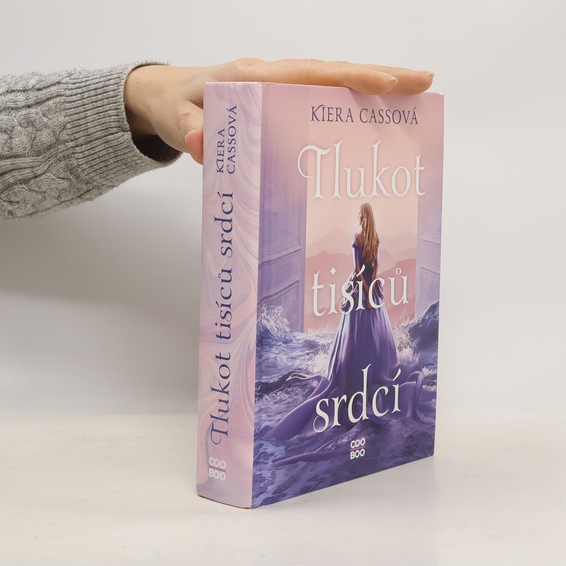 Kiera Cass Tlukot tisíců srdcí