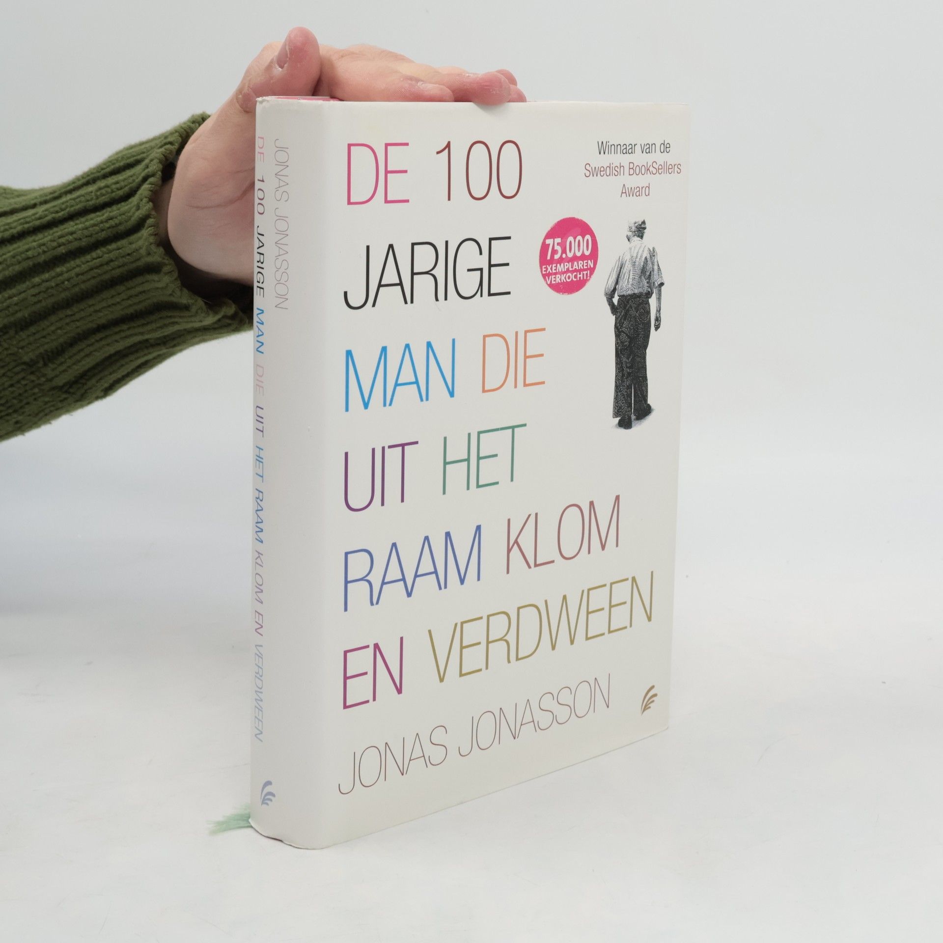 De 100-jarige man die uit het raam klom en verdween
